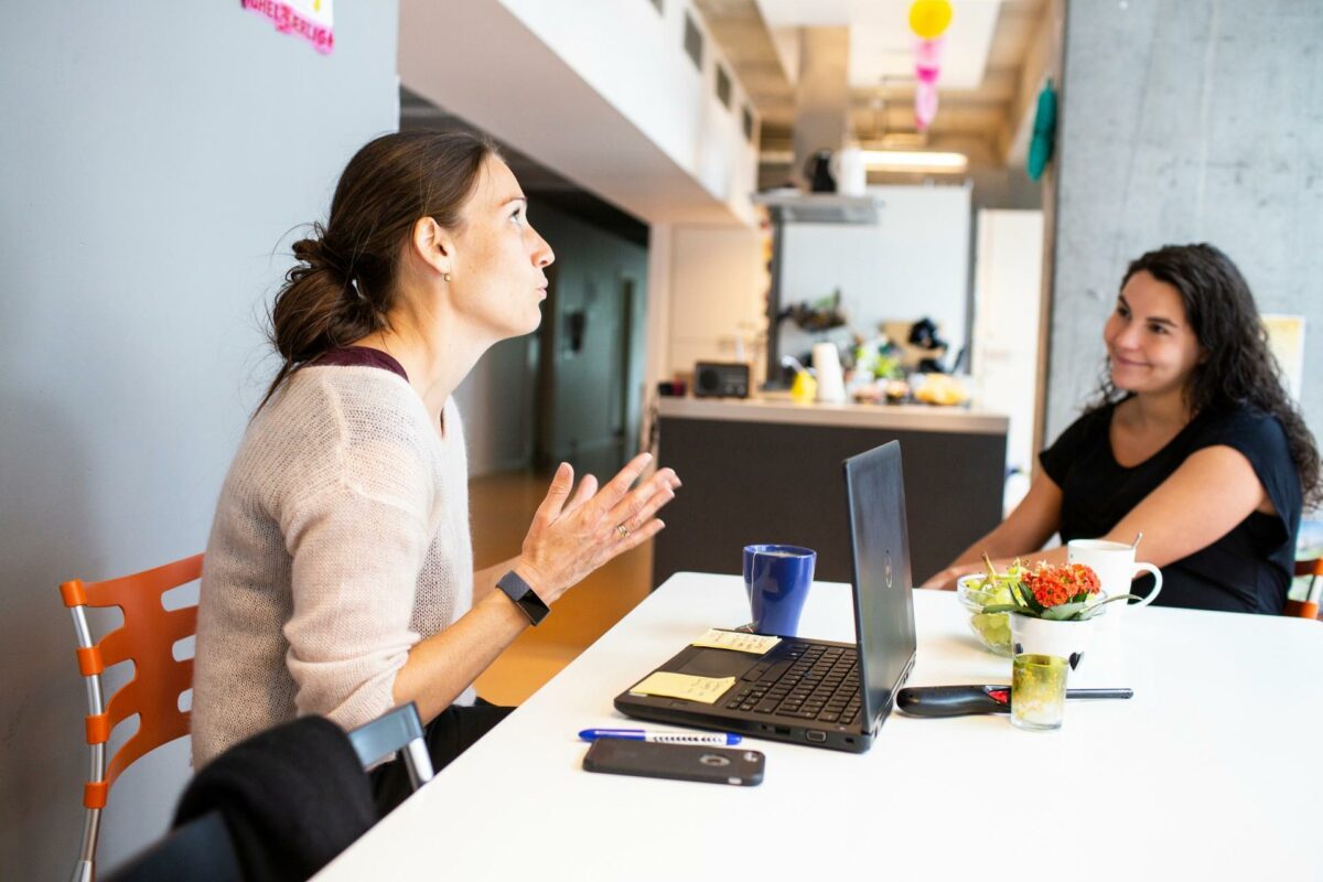 Johanne Mose Entwistle, antropolog og dokumentationschef i AART, foretager individuelt interview med Stinna Winther, der bor på Bikuben Kollegiet. Foto: Kontraframe.