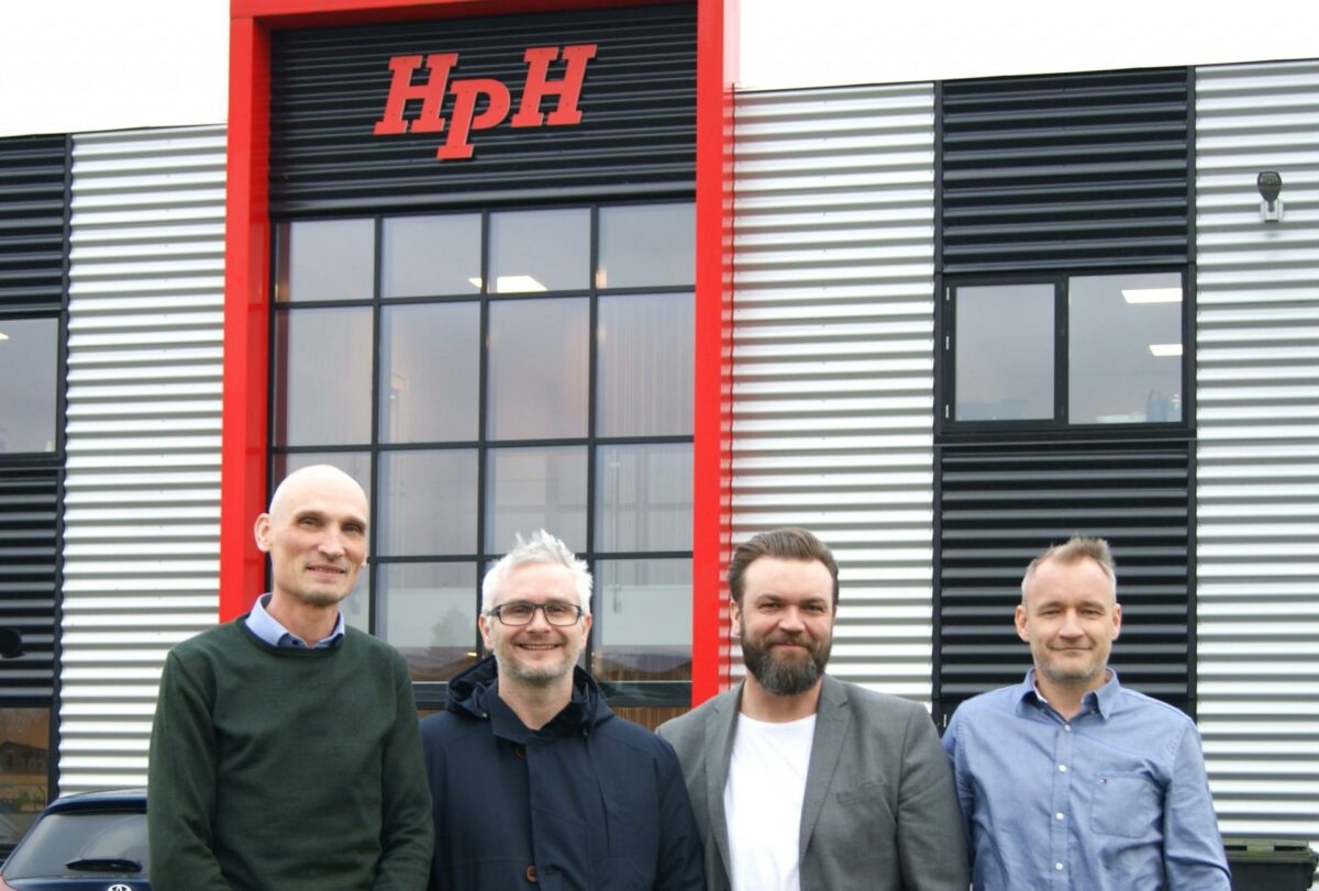 Fra venstre ses det nye hold bag landets største hal-bygger: Mogens Laustsen (Dansk Halbyggeri), Anders Bach (HPH Totalbyg), Henrik Madsen (Dansk Halbyggeri) og Jacob Westergreen (HPH Totalbyg). Pressefoto.