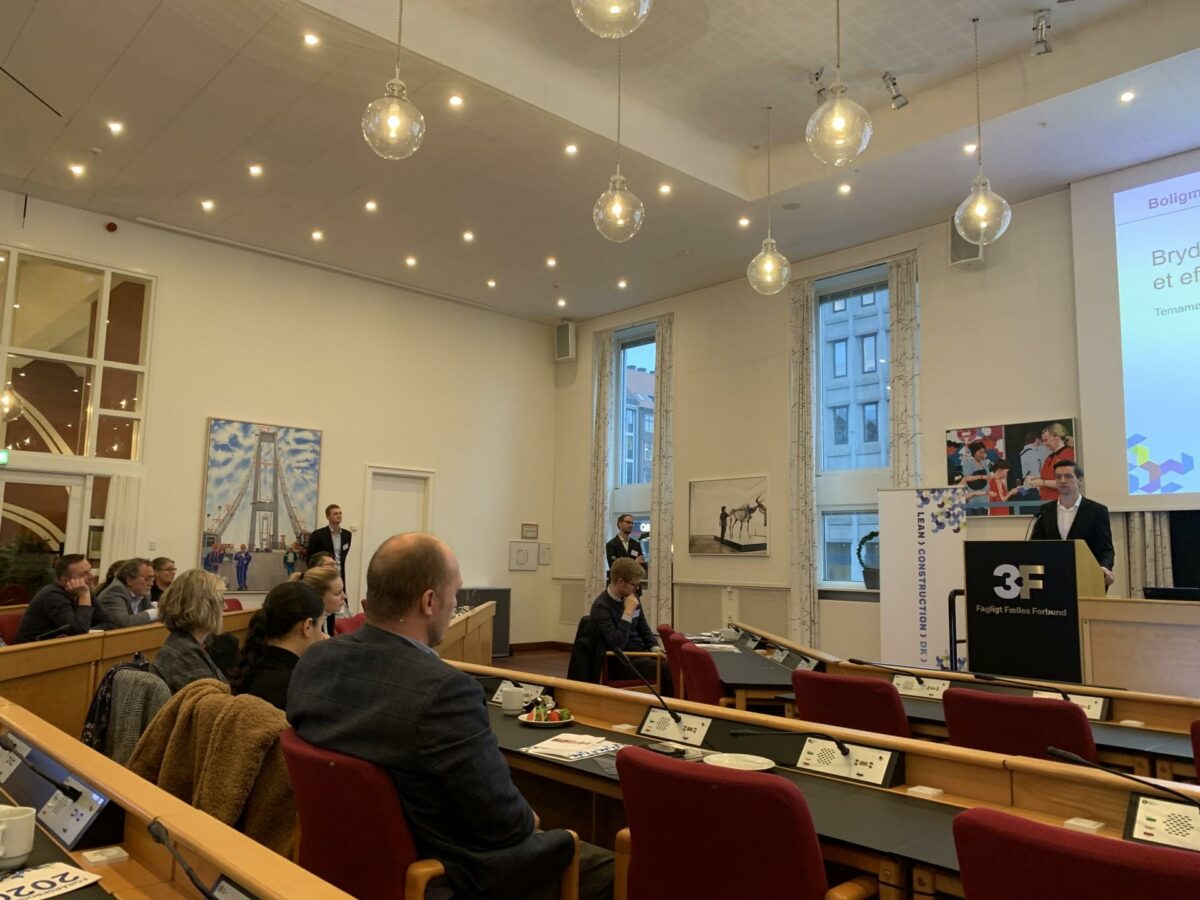 Boligminister Kaare Dybvad (S) taler for mere træ i byggeriet til møde i BAT-kartellet. Pressefoto.