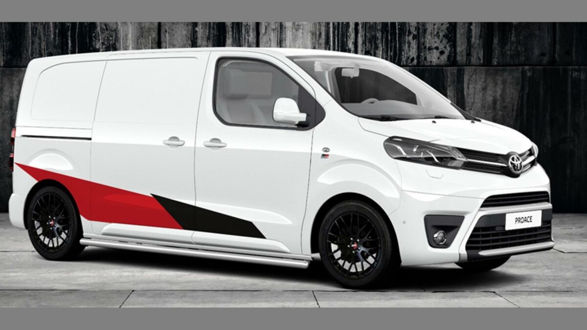 Toyota ProAce GR Sport ruller på sortlakerede 19-tommerhjul og er pyntet op med sidebars, staffage og sportsemblemer. Pressefoto.