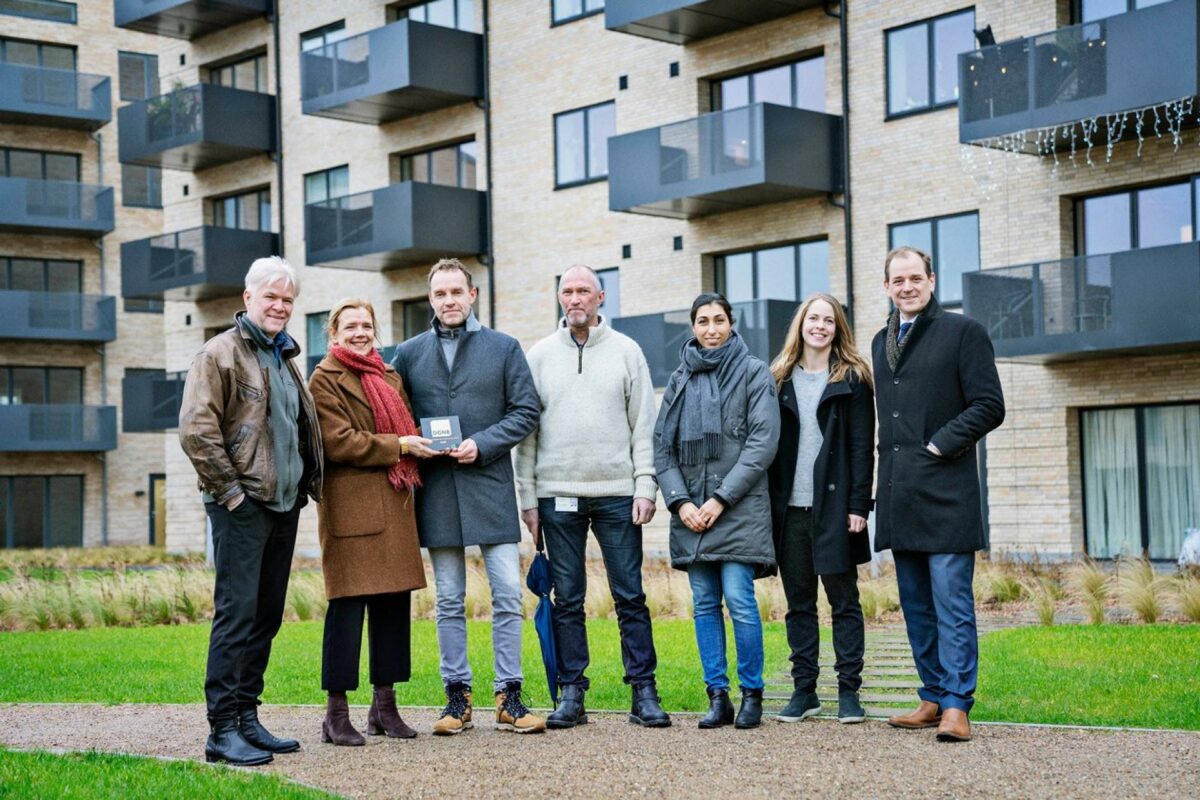 Fra venstre: Torben Dahl (MT Højgaard), Mette Qvist (direktør Green Building Council), Jens Breinholt (PensionDanmark), Mikael Heegaard (MT Højgaard), Elnaz Ehsani og Stephanie Carr (DGNB-konsulenter, MT Højgaard), Niels Johne (PensionDanmark). Pressefoto.