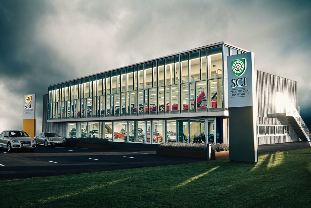 Med placeringen ud til E20 ved Middelfart har bilhuset et godt udstillingsvindue. Pressefoto.