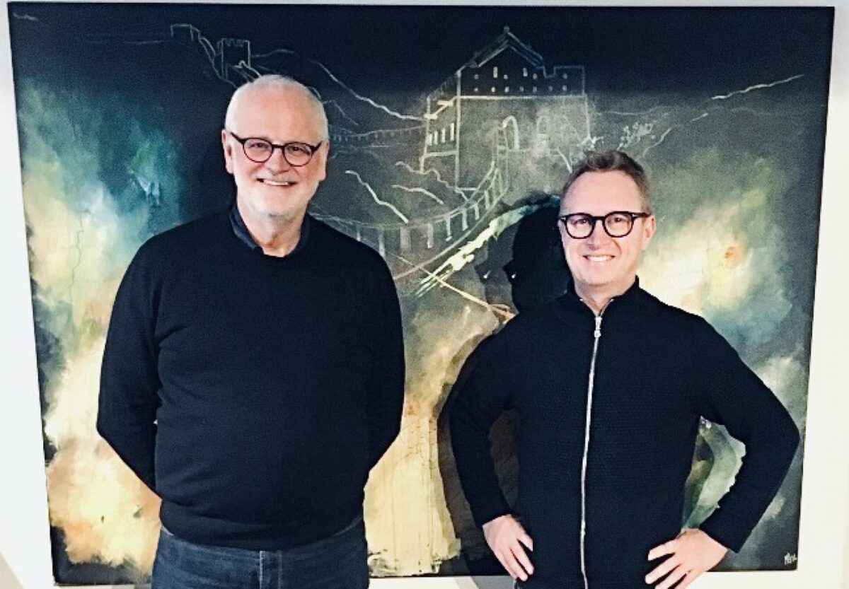 Markedskoordinator Hans Toksvig Larsen (tv.) sammen med advisor Lars Friis på det nye V2C kontor i Odense.