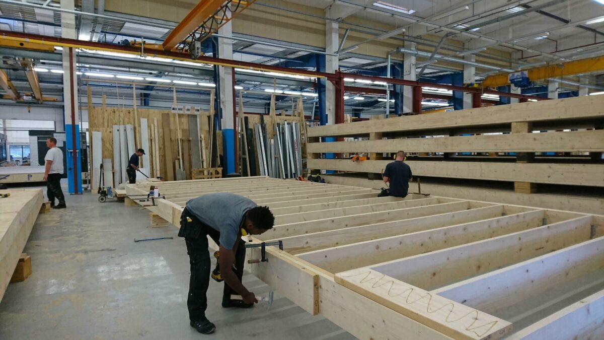Modulerne til det kommende skolebyggeri bliver fremstillet, samtidig med at byggepladsen etableres. Derfor er det muligt at opføre en skole på ganske kort tid. Foto: ABC Pavilloner.