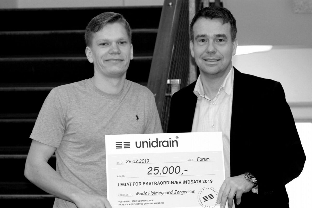 Legatmodtager anno 2019 Mads Holmegaard Jørgensen får overrakt Talentlegatet af Unidrains administrerende direktør Henrik Handschuh. Pressefoto.