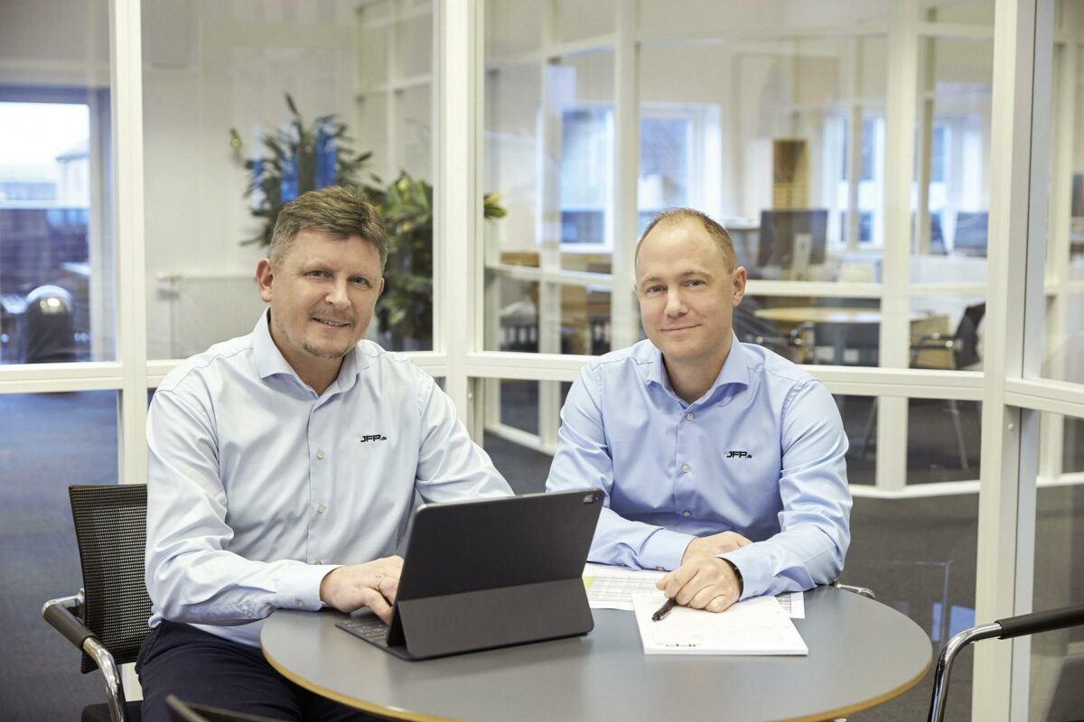 Fra venstre CEO, JFP, Jesper Friis Poulsen og direktør, JFP Murer & Tømrer, Mikkel N. Steffensen. Pressefoto.