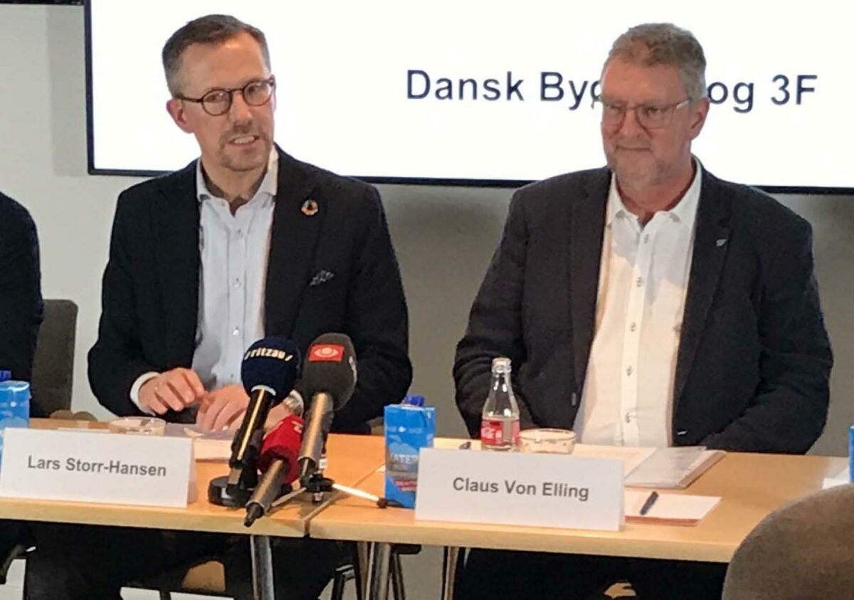 Administrerende direktør i Dansk Byggeri Lars Storr-Hansen (tv.) vil gerne være en del af DI. Hans modpart fra 3F's byggegruppe formand Claus Von Elling (th.) venter og ser, hvad den nye konstruktion kan byde ind med. Foto: Thøger Raun.