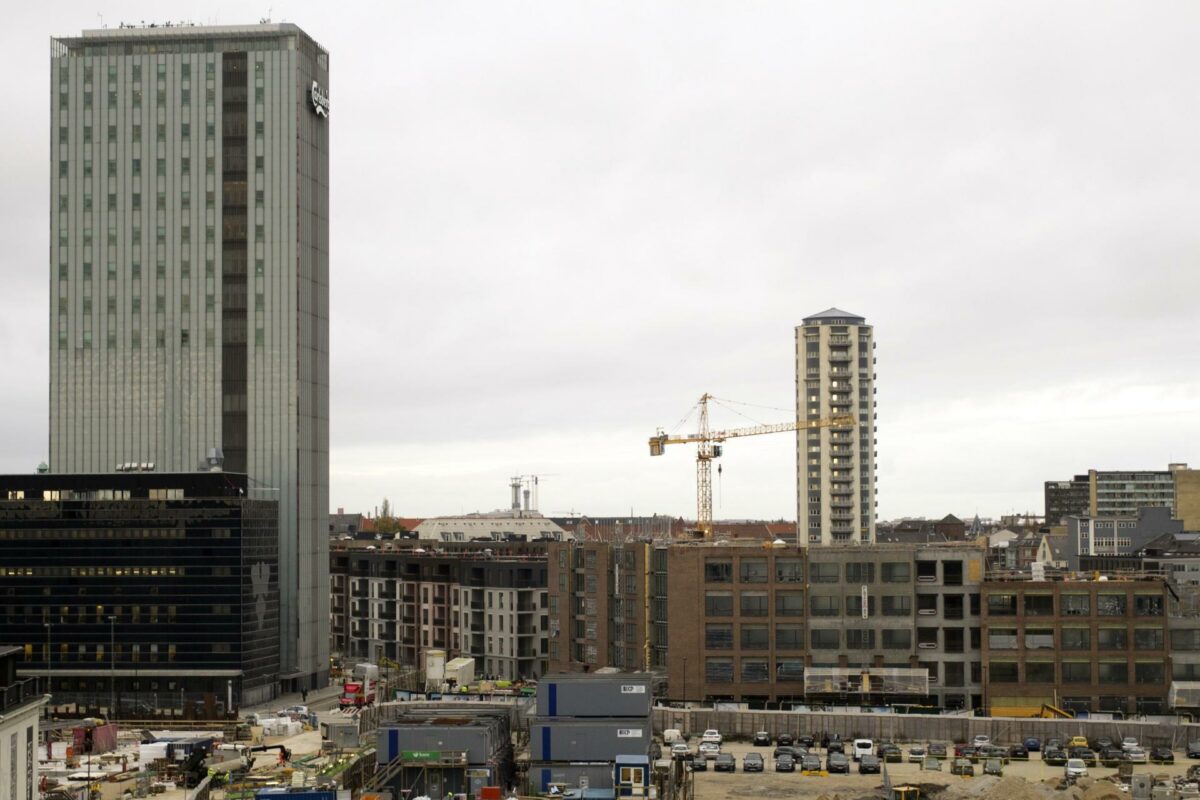 Den høje bygning i forgrunden på Carlsberggrunden skal ikke fremadrettet være en del af byens "skyline". Foto: Colourbox.