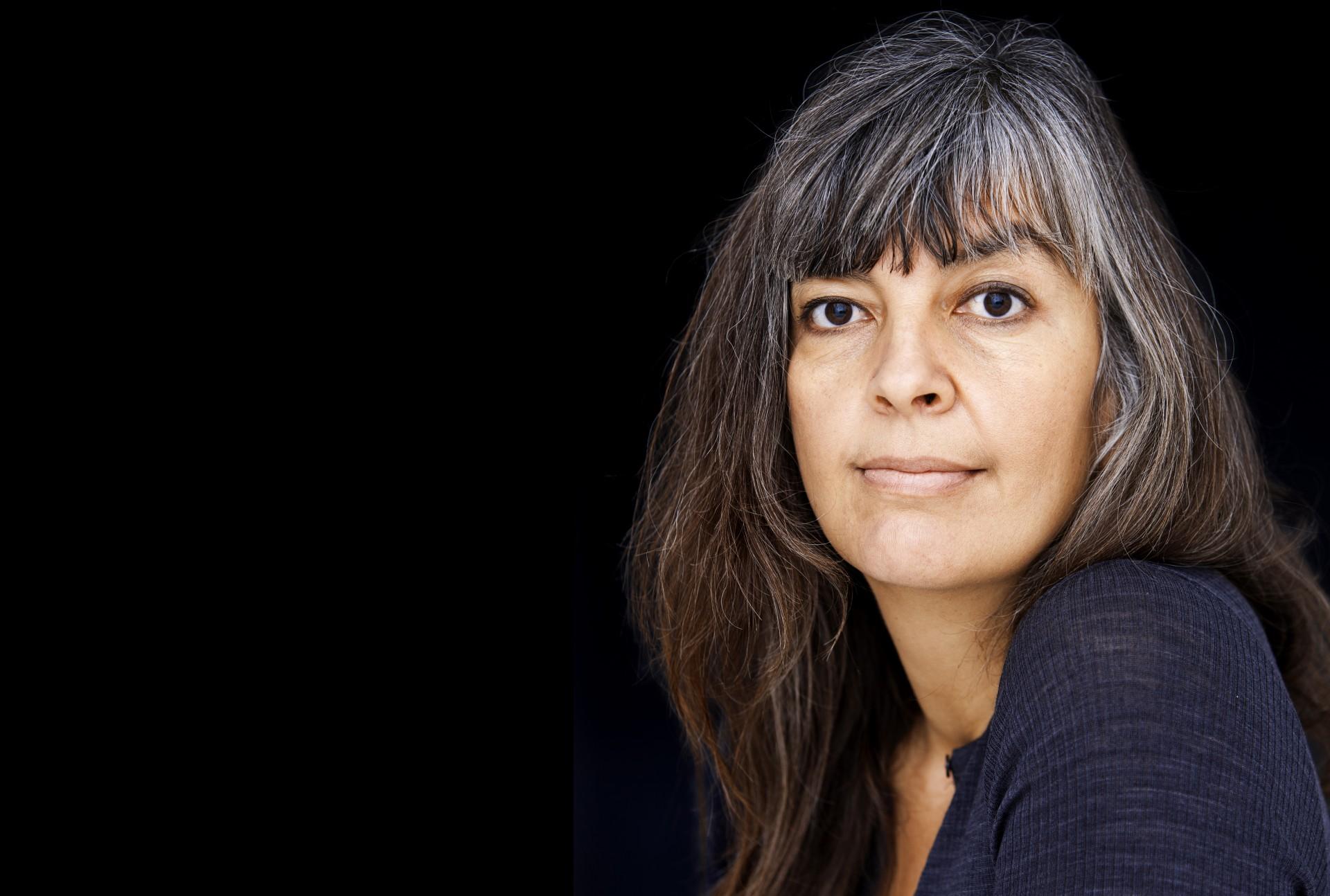Til Landskabs 100-års jubilæumsreception løfter redaktør Christina Capetillo sløret for Landskabs nye layout. Foto: Søren Svendsen.