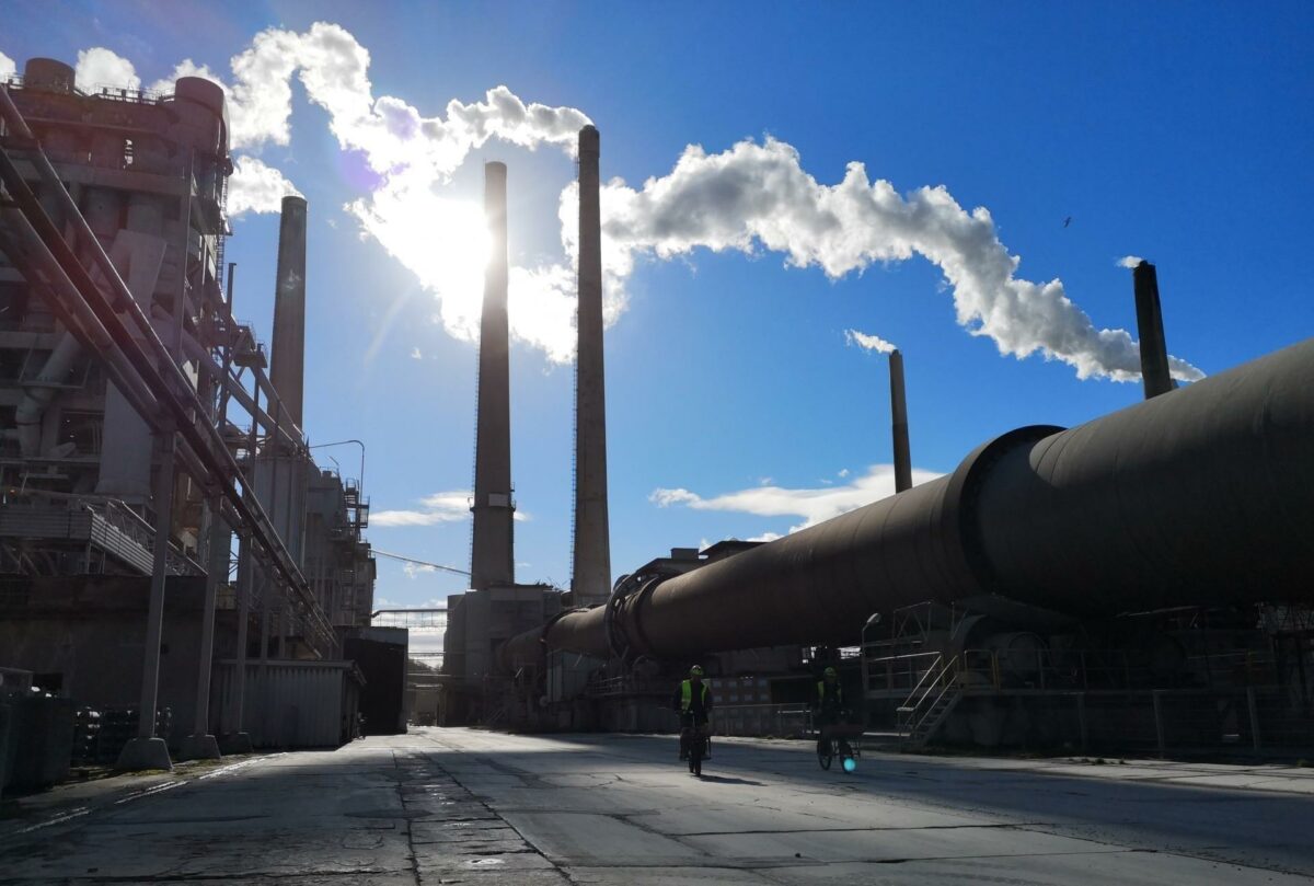 Cementindustrien er CO2-tung, og Aalborg Portland hører til en sektor, der ikke vil være i stand til at opfylde den politiske målsætning om at reducere CO2-udslippet med 70 procent i 2030. Foto: Aalborg Portland.