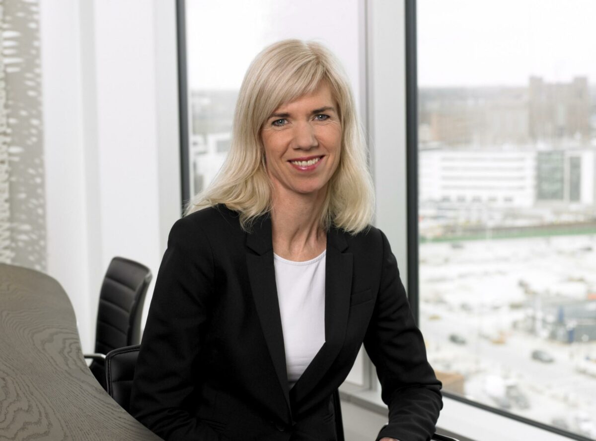 Anne Holm Sjøberg, afdelingschef i Dansk Standard, er stolt af at kunne præsentere to nye sæt BIM-forskrifter oversat til dansk. Pressefoto.