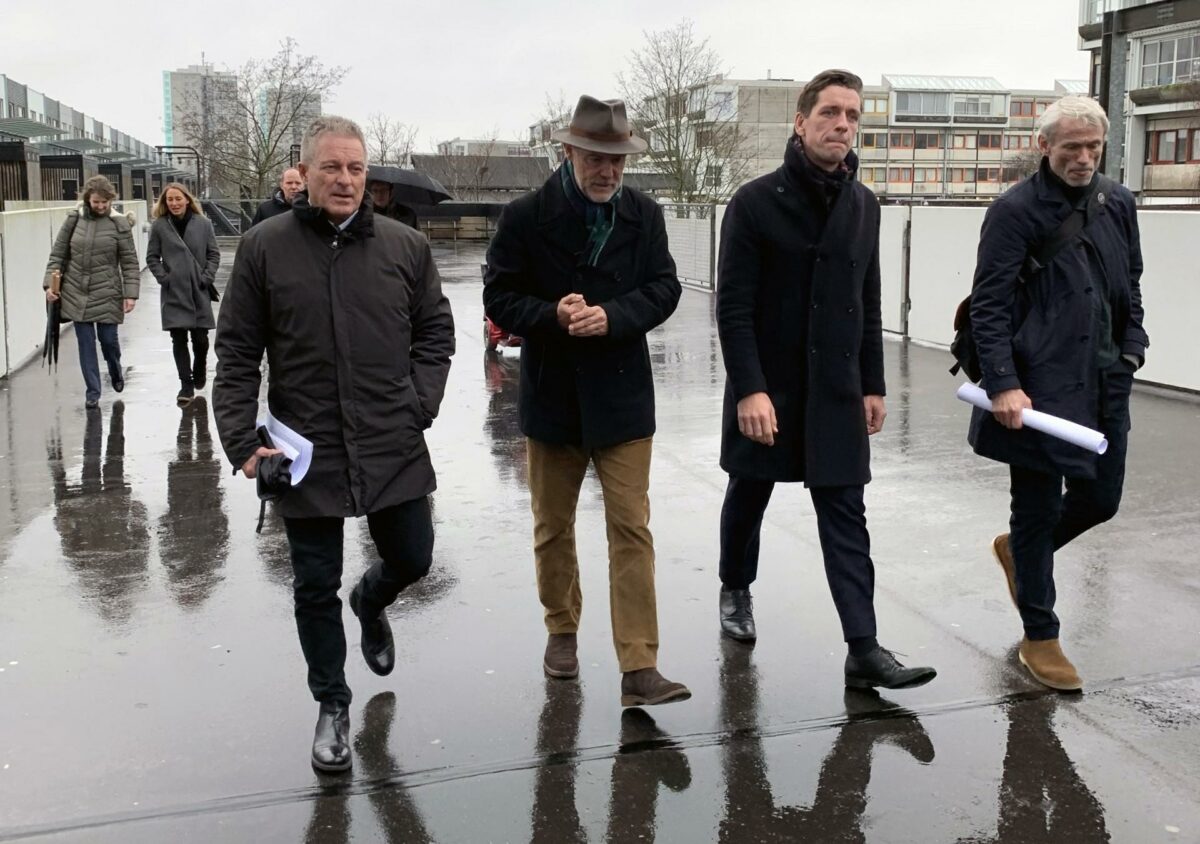 Boligminister Kaare Dybvad (S) besøgte torsdag et af landets største almene boligområder, som skal have en overhaling i de kommende år. Pressefoto.