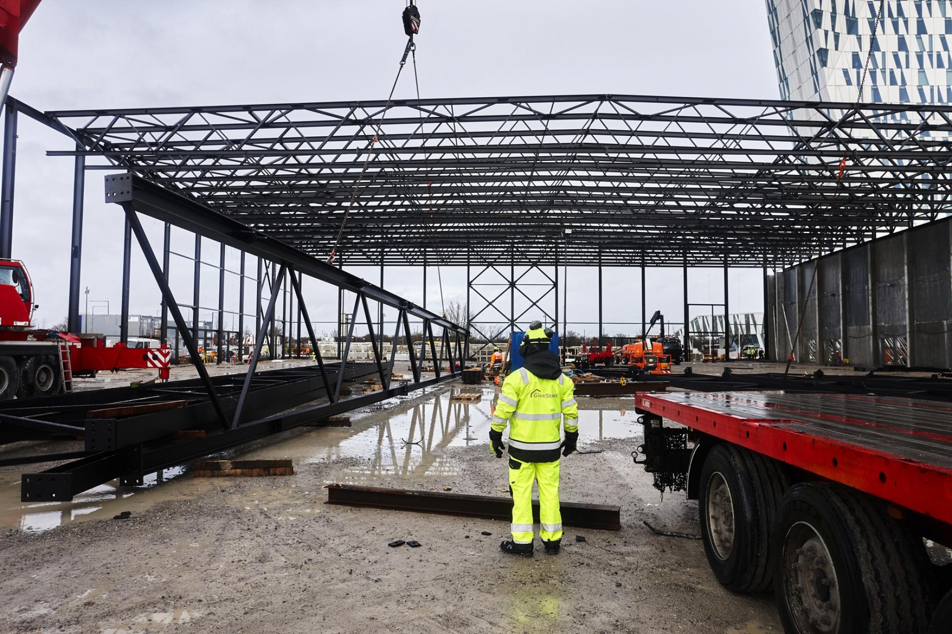 Hvert gitterspær vejer omkring 20 ton. Pressefoto.