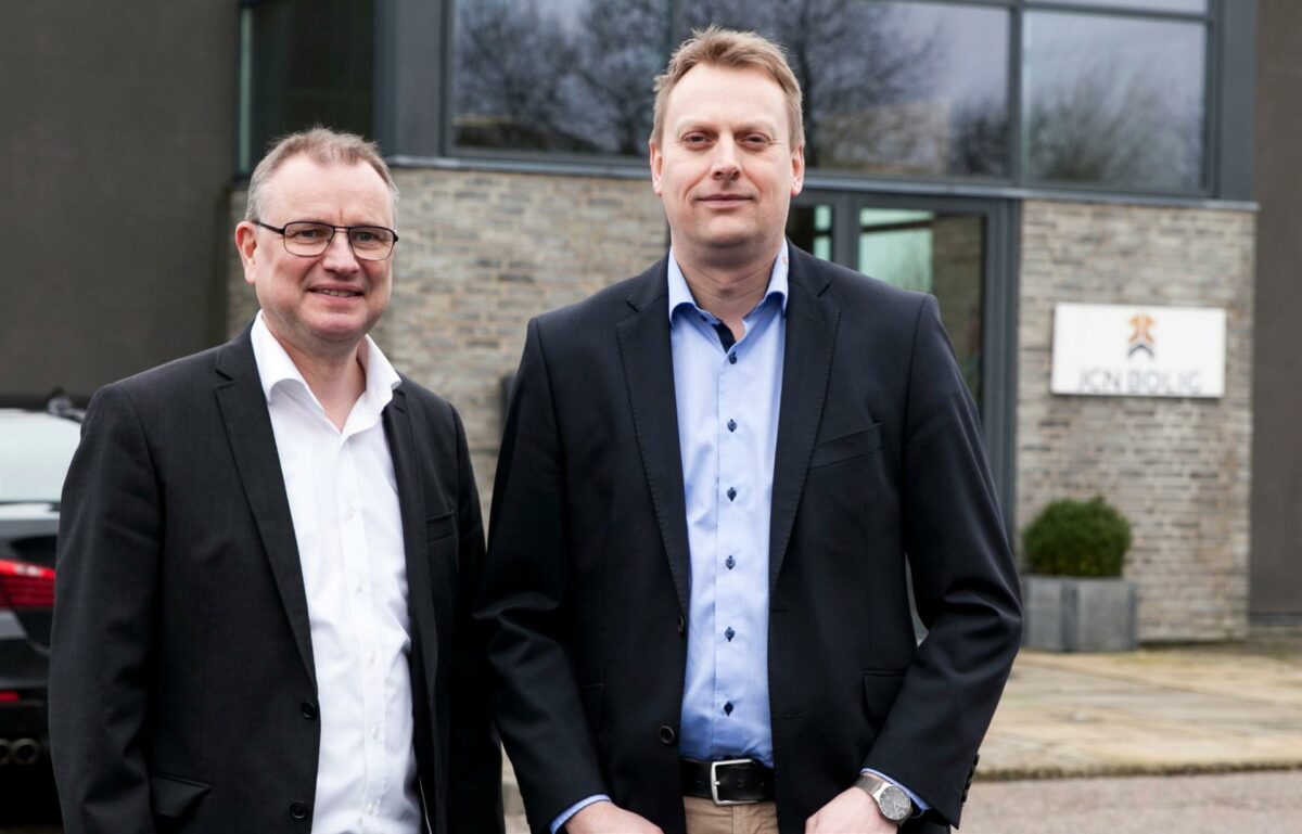 Flemming Skov Nielsen (til venstre) sammen med adm. direktør Flemming V. T. Rasmussen. Pressefoto.
