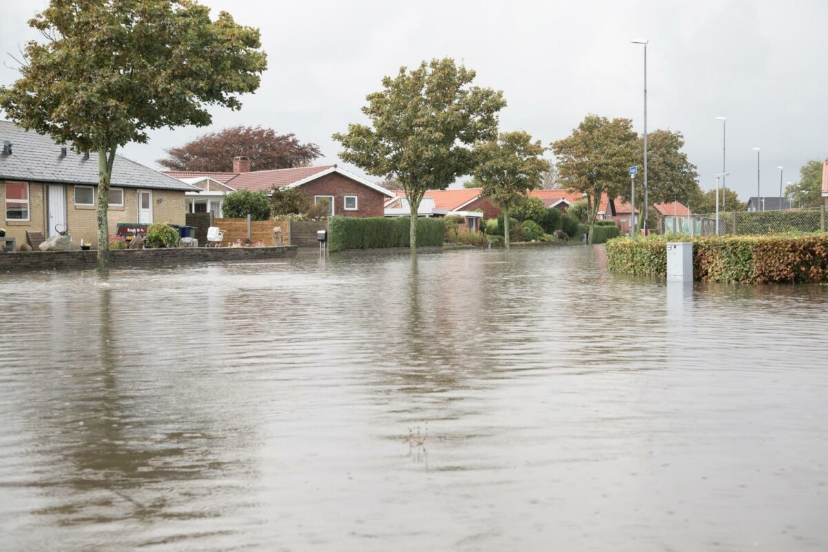 De øgede vandmængder som her i Esbjerg får regeringen til lempe lovgivningen, så forsyningsselskaberne kan gøre noget ved regnvandshåndteringen. Foto: Colourbox.
