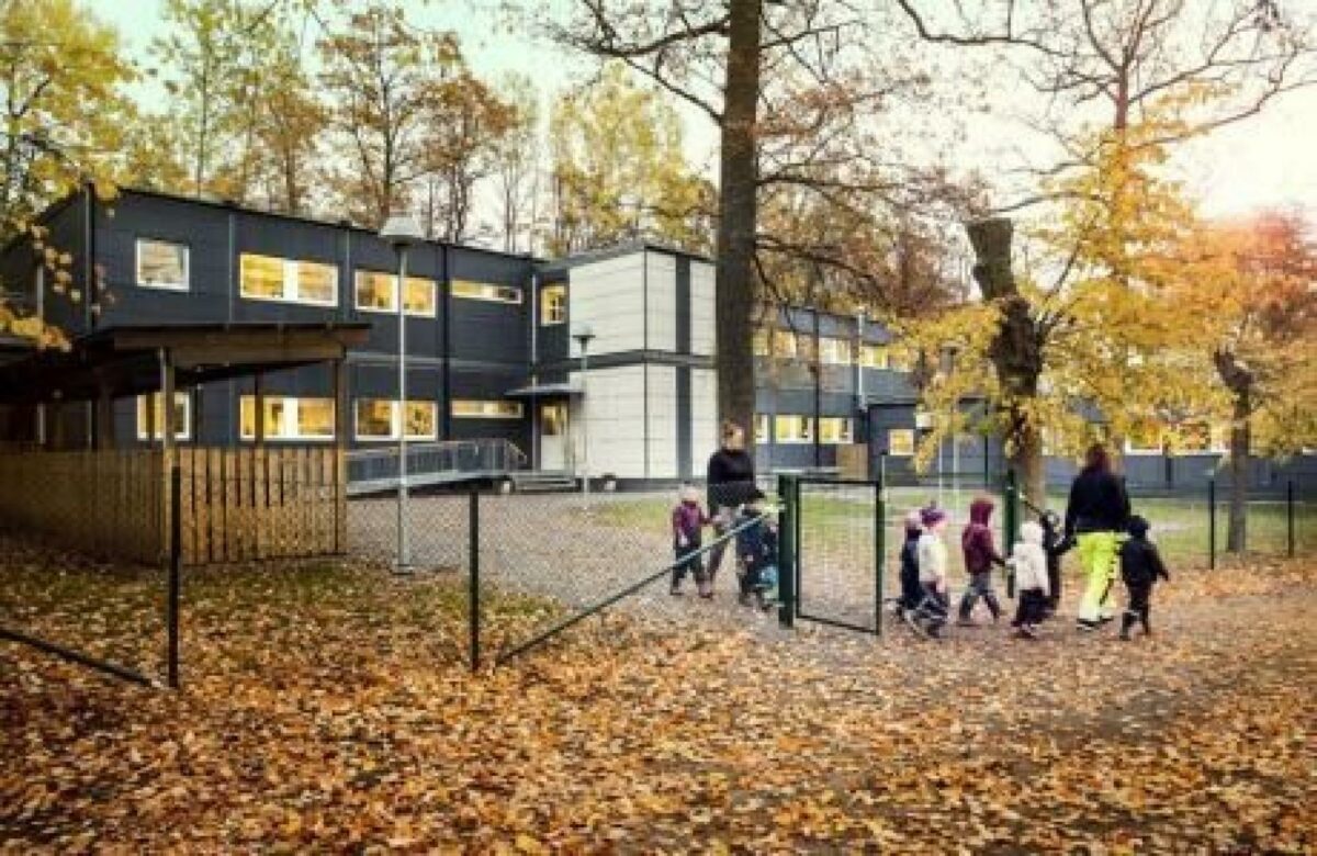 Der kan være en fidus i at bygge midlertidige skoler. Byggemodulerne kan skilles og anvendes til andre formål, hvis børnetallet falder i en kommune. Foto: Adapteo Group.