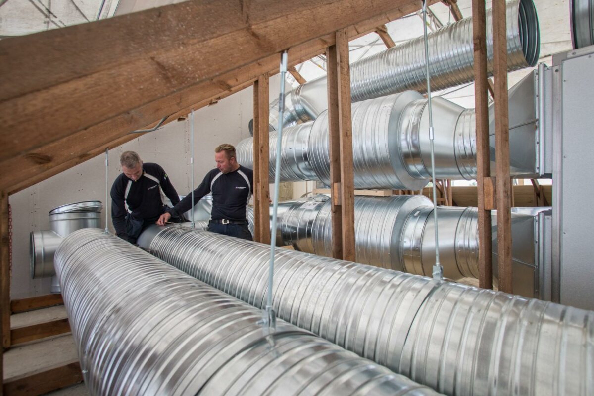 Tre nye medarbejdere er kommet til for at styrke Poul Sejr Nielsens ventilationsafdeling. Pressefoto.