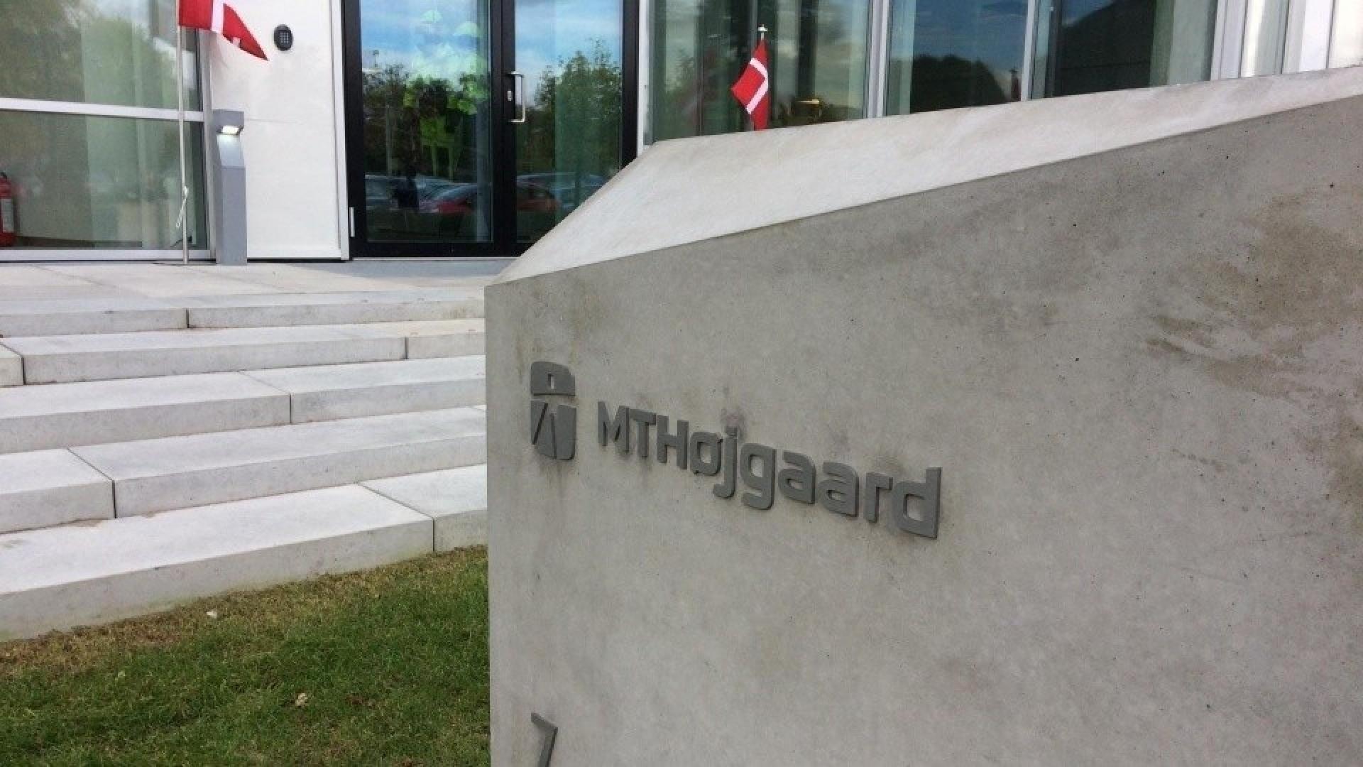 Blandt tiltagene hos MT Højgaard er det egenudviklede brætspil ?Arbejdsmiljøspillet?. Små 3D-printede sikkerhedshjelme er spillebrikker, og spørgsmålene handler om arbejdsmiljørelaterede situationer. Sikkerhedsviden afgør, om spillerne skal rykke frem, tilbage eller får sprunget sin tur over. Foto. Torben Jastram.