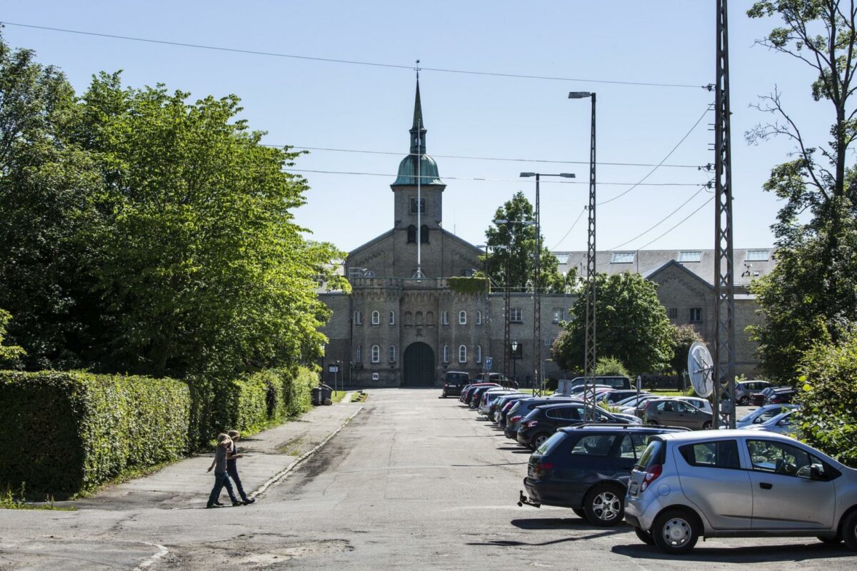 Den let genkendelige hovedbygning fremstår med et centralt panoptikon, hvorfra fire fløje udgår og mod syd er en femte monumentalt ankomstfløj anlagt. Foto: Freja.