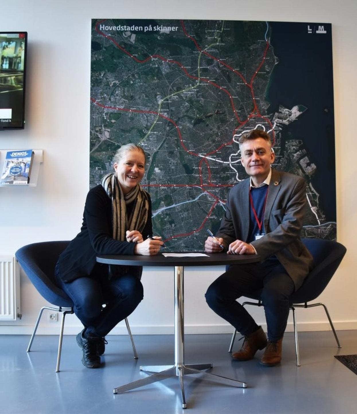 Hovedstadens Letbanes direktør Louise Høst og Henrik L. Bang underskriver her aftalen.