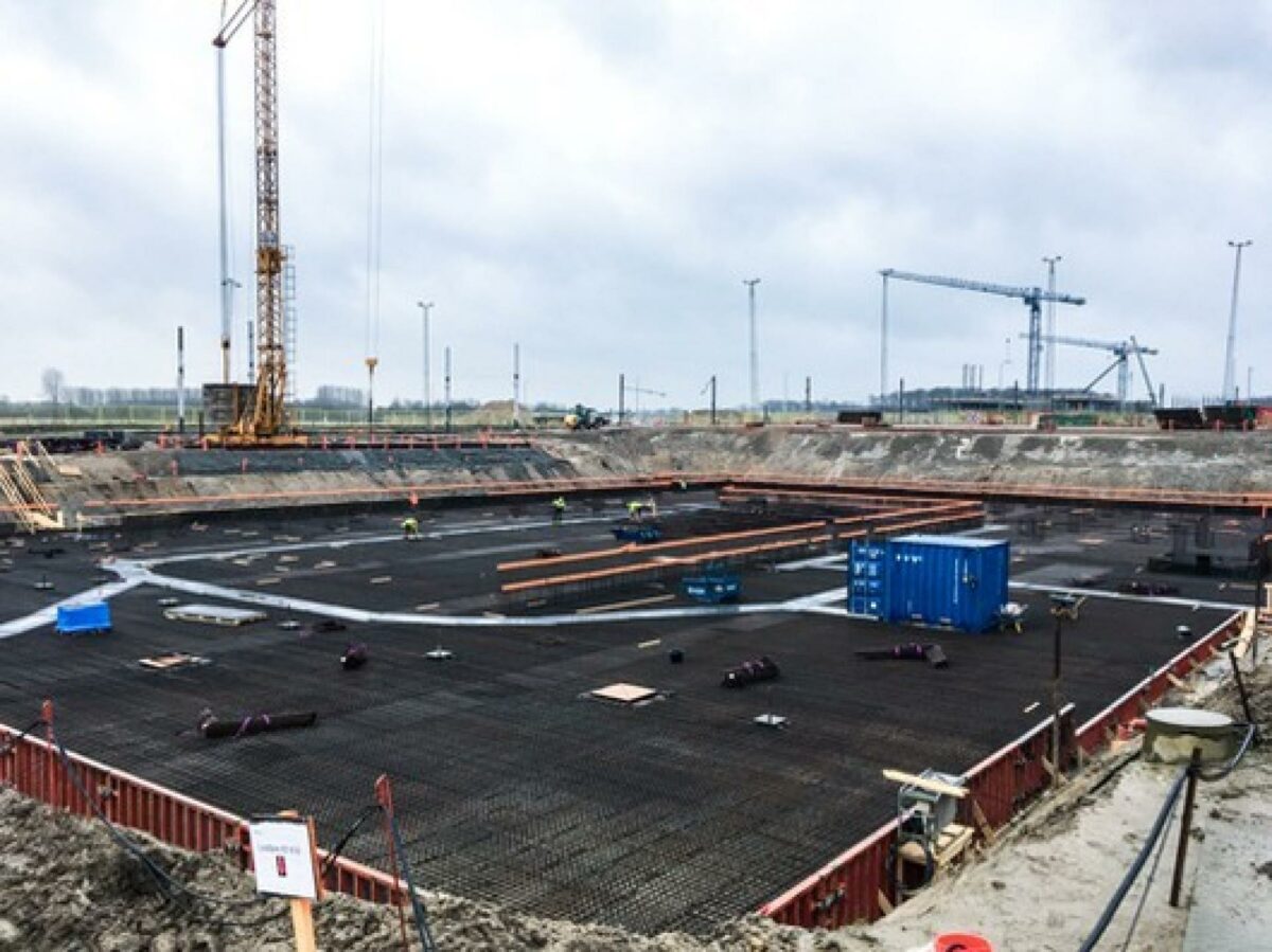 Til side - her skal støbes - og forbruges op mod 150 kubikmeter beton i timen. Foto: Vejdirektoratet.