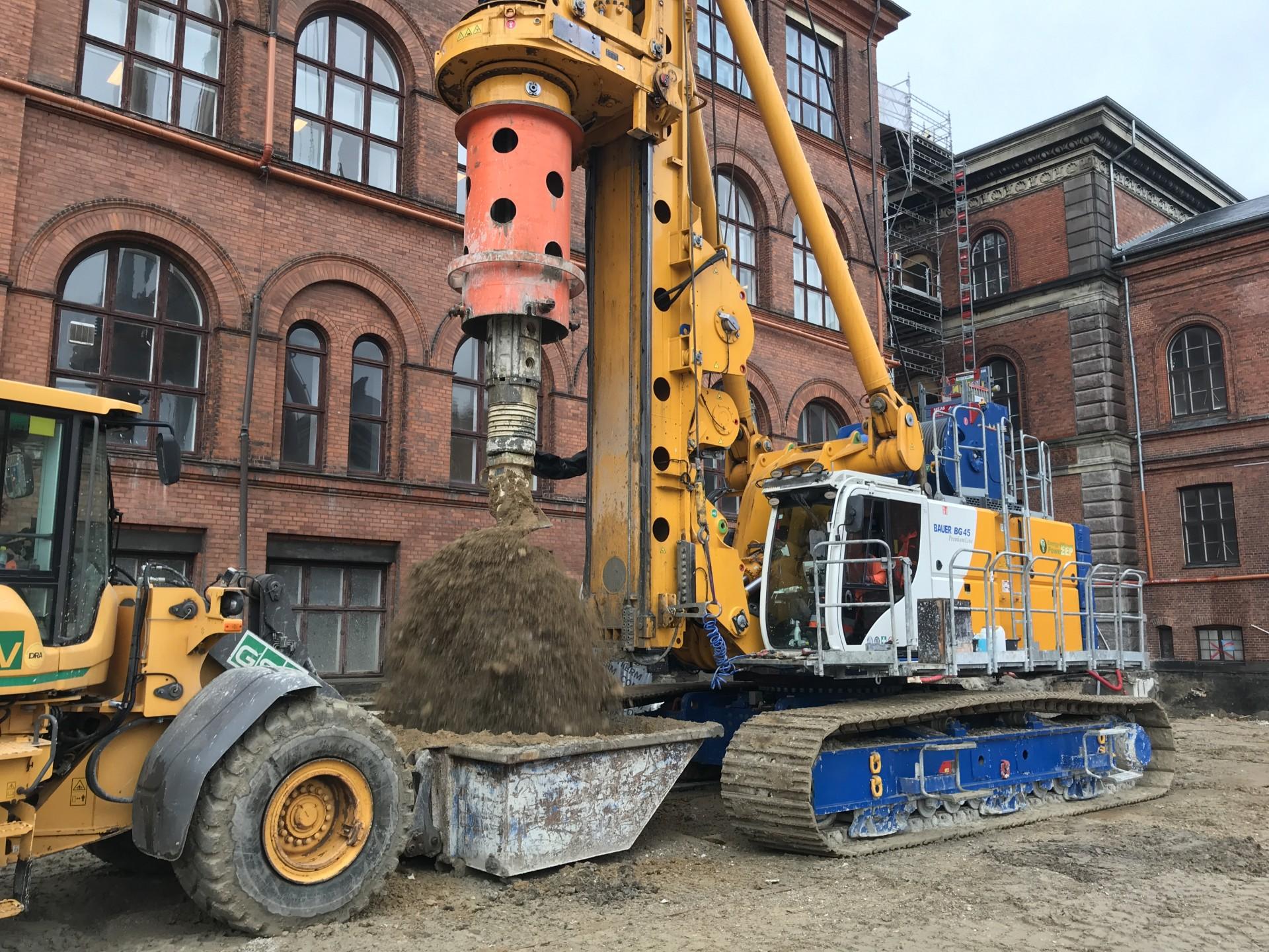 En af Aarsleffs tre boremaskiner tømmer sit sneglebor, byggepladsens hurtigste, efter at have gravet huller til sekantpæle. Foto: Thøger Raun.