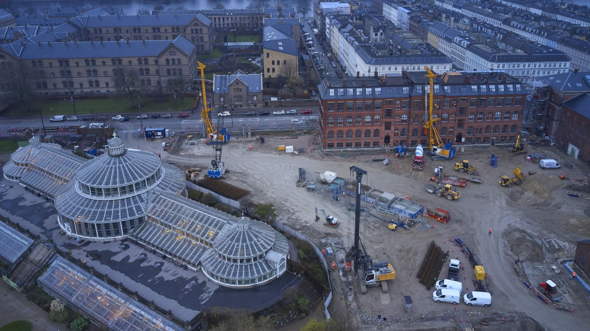 Man har valgt en boret løsning fremfor en spunset grundet bygningernes nærhed til byggepladsen og jordforholdene. Foto: Aarsleff.