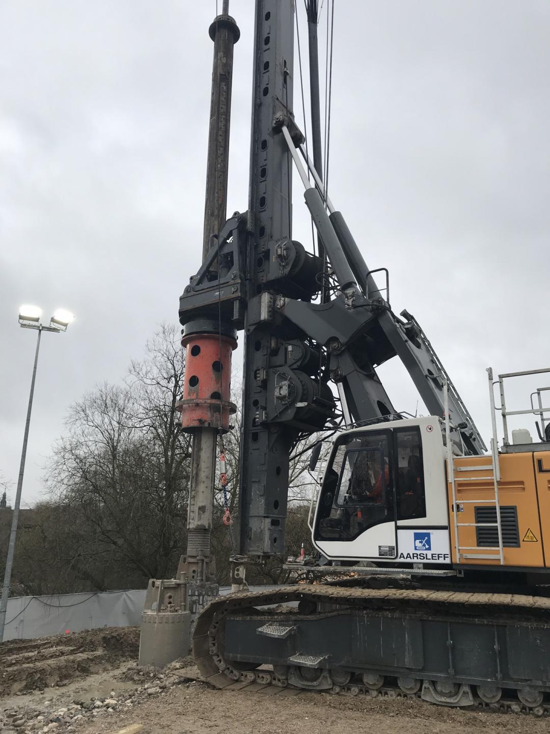 Der arbejder to maskiner fra Bauer og én fra Liebherr på byggeriet. Alle vejer cirka 130 ton. Foto: Thøger Raun.