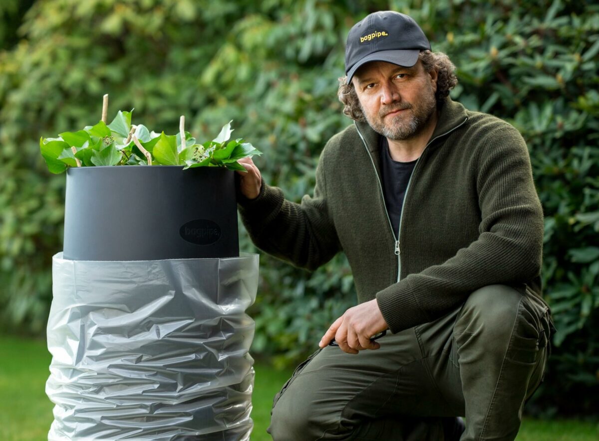 Stevan Treshow har på egen hånd opfundet, udviklet og igangsat produktionen af Bagpipe. Det let koniske plastikrør gør det nemt at fylde have- og husholdningsaffald i de klare affaldssække. Med Bagpipe kan man fylde mindst dobbelt så meget i sækkene, og da røret beskytter mod stikkende grene, kan sækkene genbruges adskillige gange til gavn for miljøet. Foto: PR.