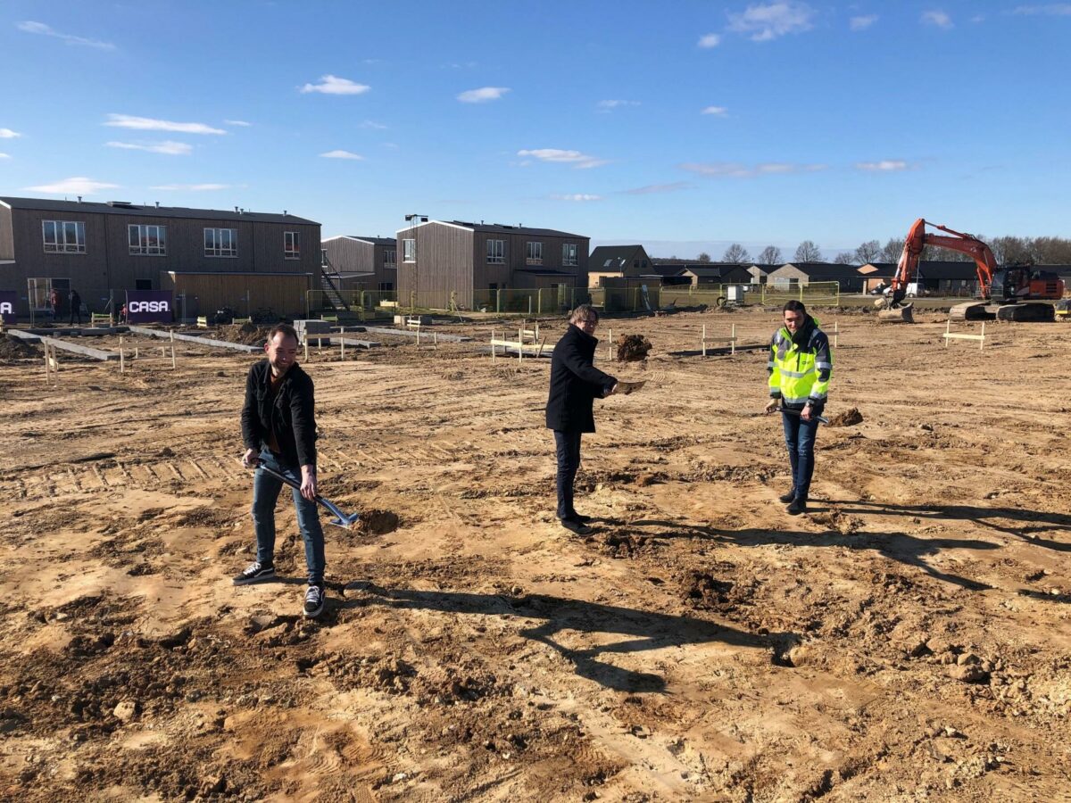 Det var et atypisk første spadestik, der blev taget på anden etape af Skråningen II i Lejre, hvor borgmester Carsten Rasmussen på byggepladsen var flankeret af Rasmus Larsen fra EcoVillage til venstre og Morten Tjørnelund fra Casa til højre. Foto: Casa.