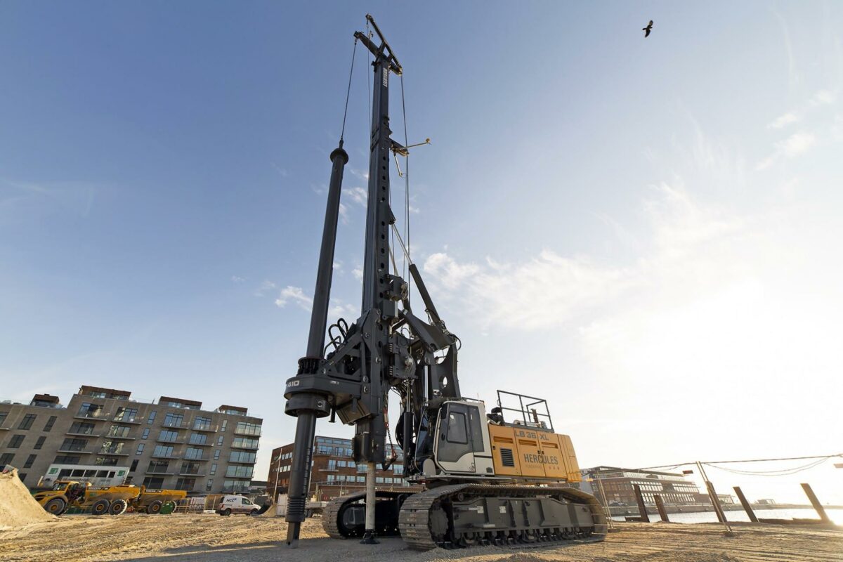 130 tons med 523 hk Liebherr-dieselmotor i maskinrummet er klar til at indtage Kronløbsøen. Foto: JMM.