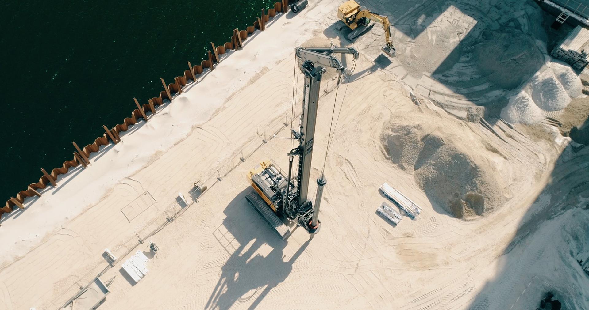 Når man ser det hele sådan lidt fra oven. Liebherr LB 36 XL-410 boremaskinen rager godt op og borer dybt ned. På Kronløbsøen rækker det med 10-12 ned i kalken under øen. Foto: JMM.