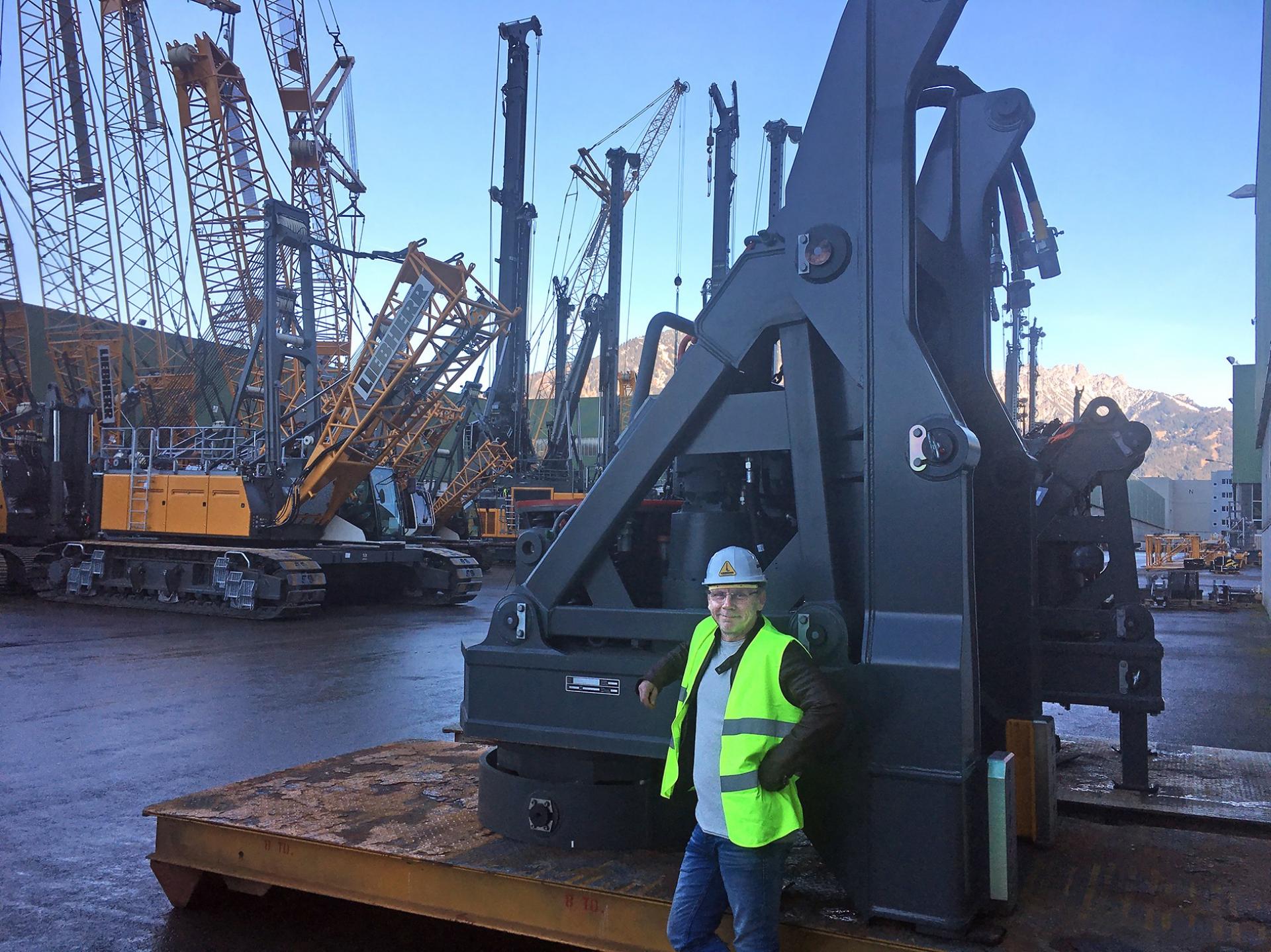 En stolt maskinfører Wolfgang Kamm foran den 12 tons tunge boremotor BAT 410, som yder imponerende 410 kNm til boreværktøjet. Foto: JMM.