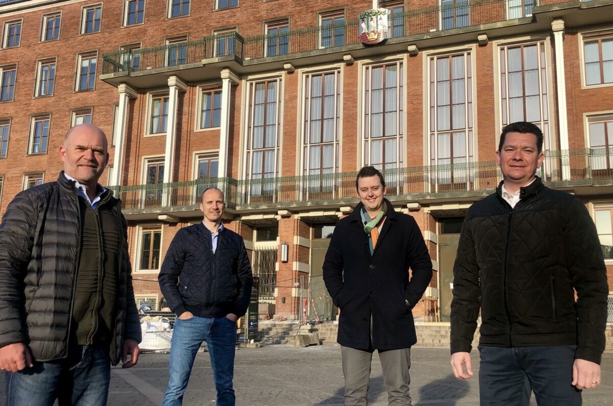 Fra venstre: Peter Silberg (Silberg Rådgivende Ingeniører), Klaus Winterskov (Plan1), Tobias Brouwers (Silberg Rådgivende Ingeniører) og Jesper-Max Larsen (Plan1). Foto: Plan1 Cobblestone Architects.