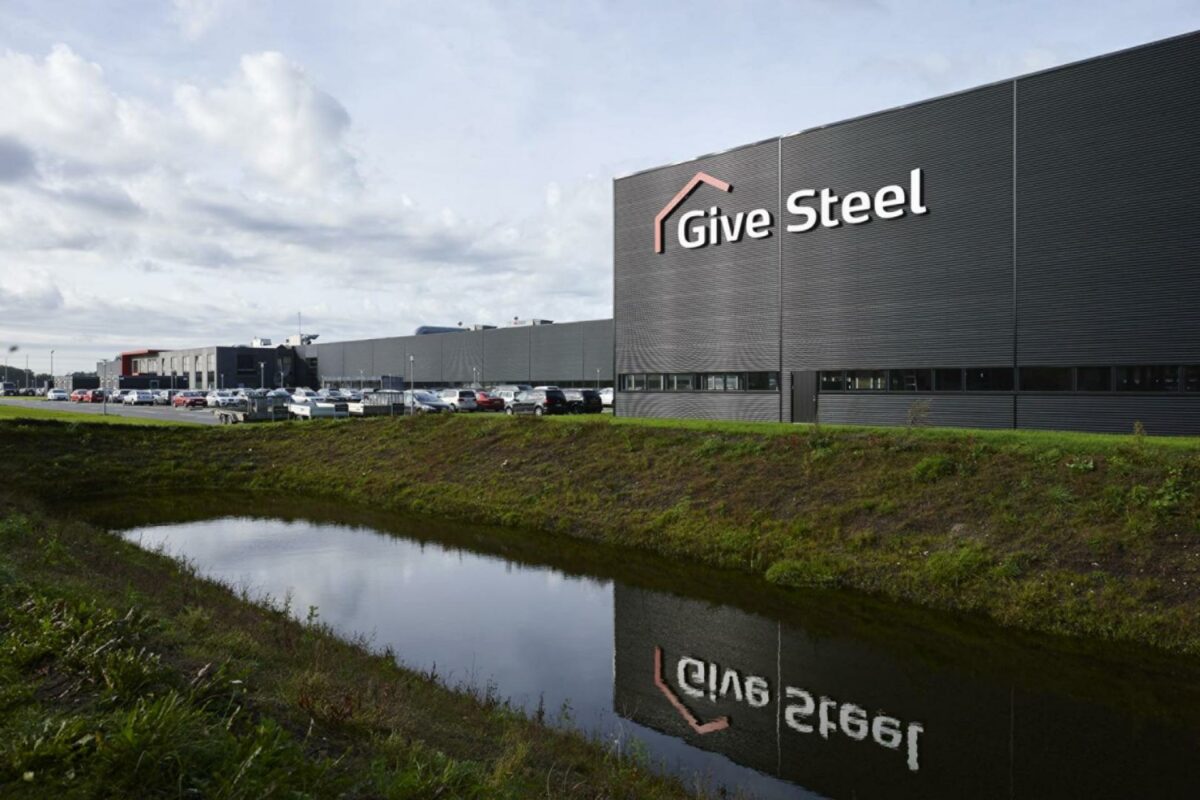 Der er godt gang i produktionen af stålspær i Brande, hvor Give Steel har sit hovedkontor. Pressefoto. 