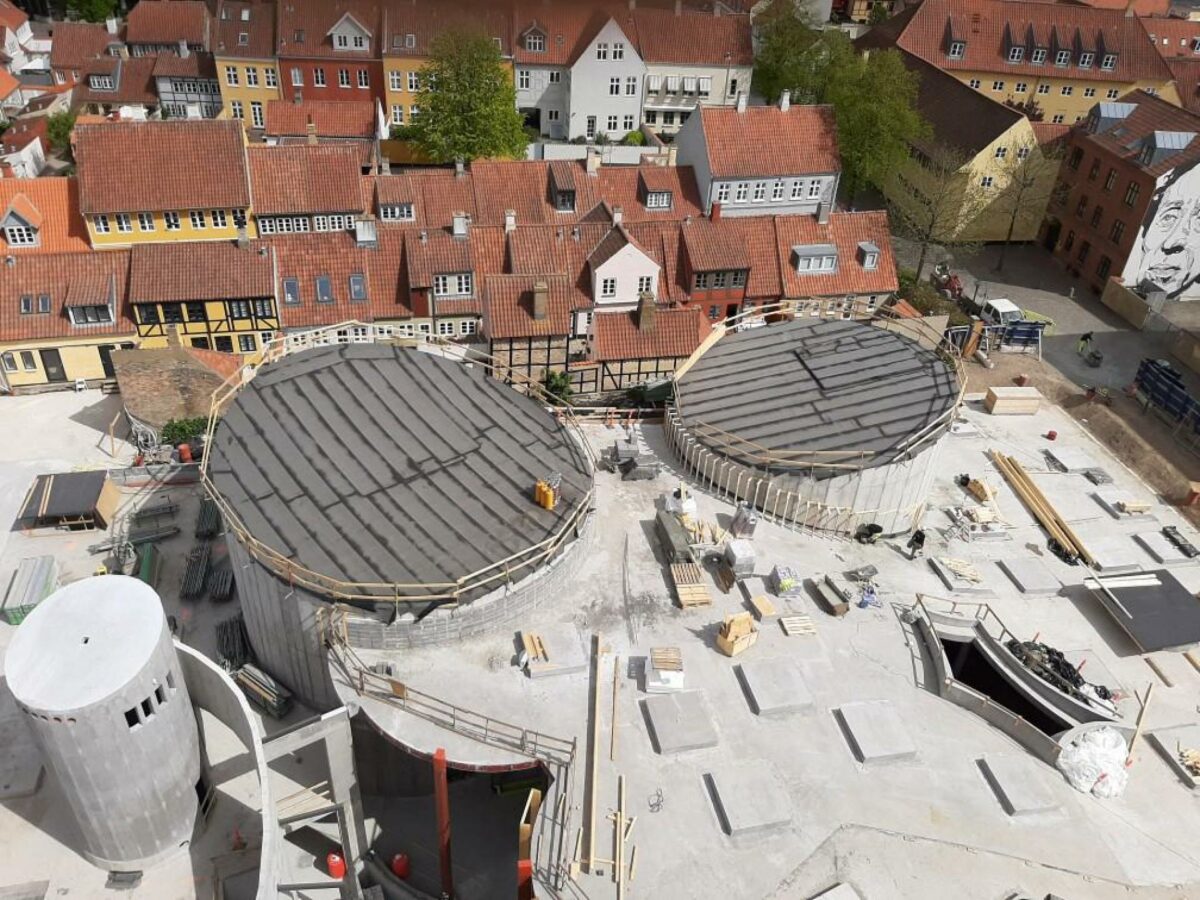 De smukke runde pavilloner er støbt på stedet i op til ni meter i diameter. Pressefoto.