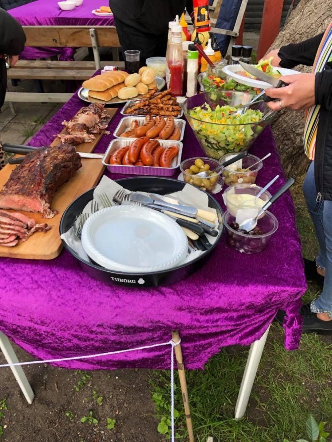 Et foto fra en af de mange grillaftener, som Susan Palludan og hendes familie har holdt i kolonihaven i flere generationer. Privatfoto