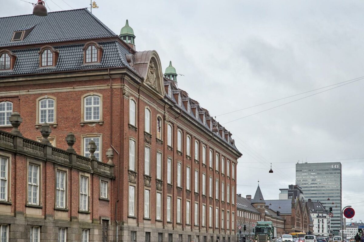 Fremstillingen af de mange vinduer har sat store krav til virksomheden. Det historiske præg skulle bevares, mens støjen fra gaden skulle lukkes ude. Foto: Bøjsø døre & vinduer.