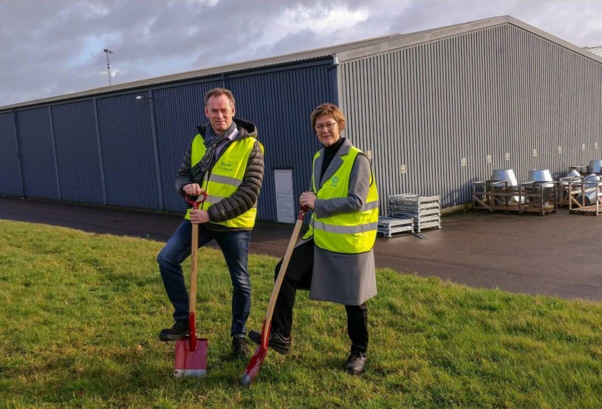 Første spadestik til udvidelsen blev taget i februar af adm. dir. Mette Brøndum og produktionsdirektør Brian Rasmussen. Foto: Lindab.