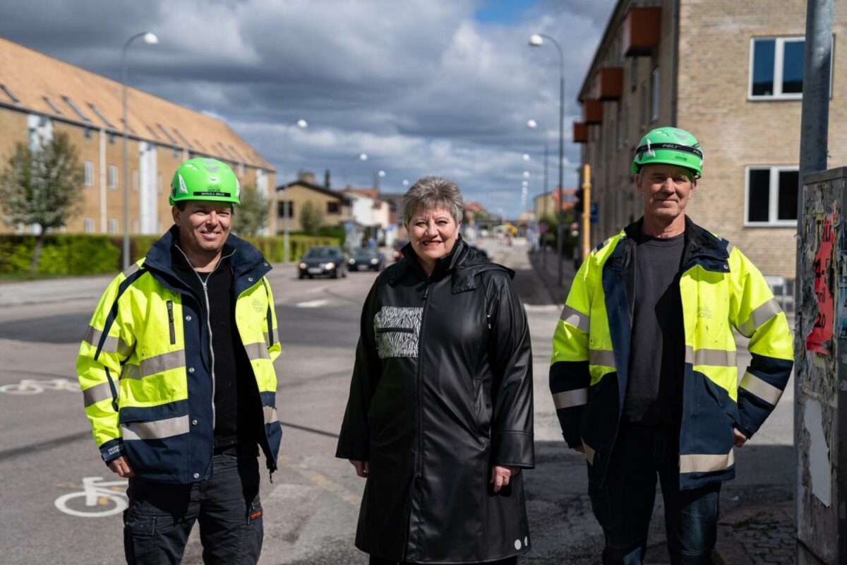 Hvidovrevej er klar. Tidligere var der byggepladshegn og indsnævret trafik i baggrunden, men nu er Hvidovrevej tæt på at ligne sig selv Fra venstre HOFORs projektleder Marius Andersen Bruce, borgmester Helle Adelborg og Flemming Sjelle, fagtilsyn fra HOFOR. Pressefoto.