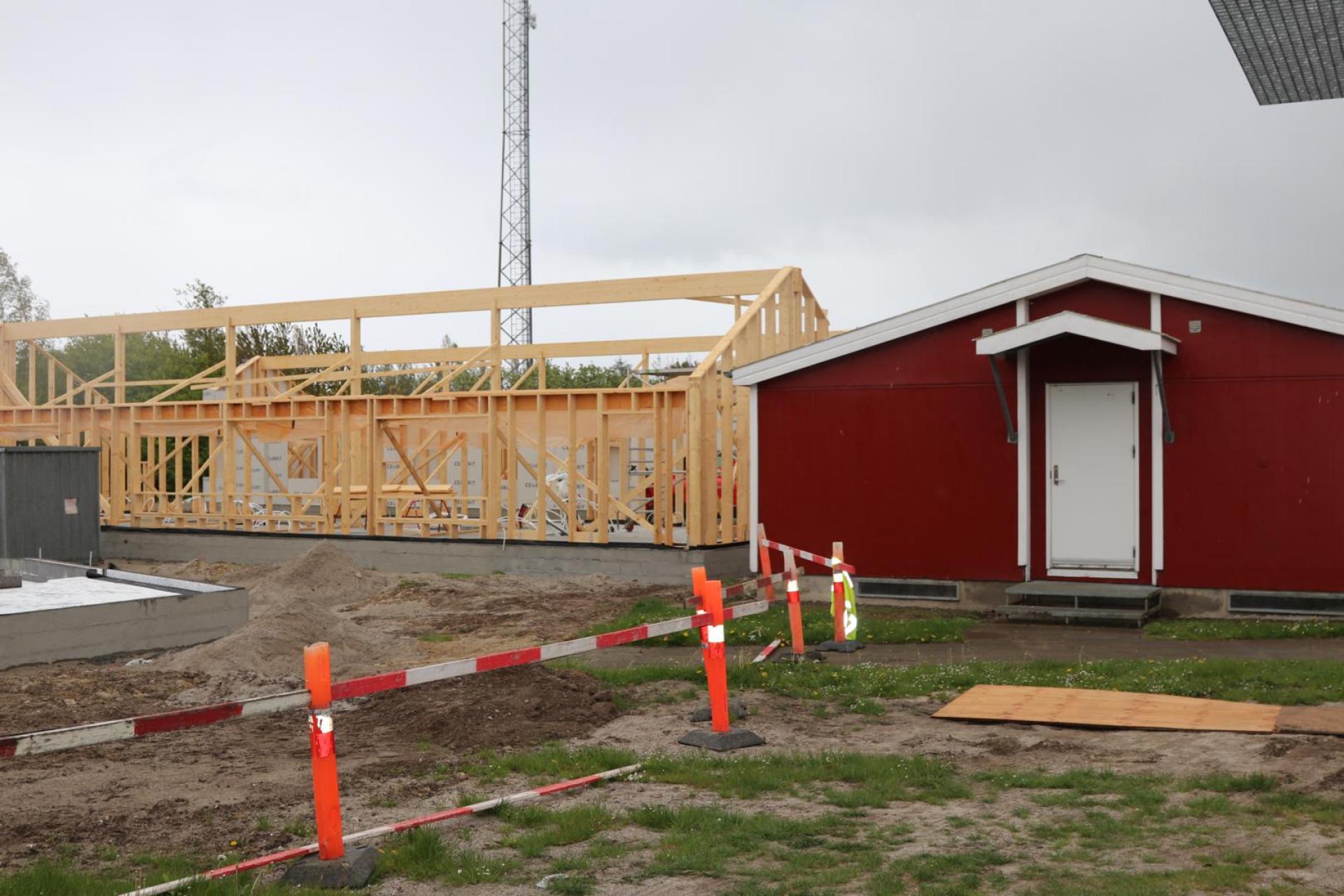 Den gamle barak til højre bliver fjernet, når de tre nye huse er klar til efteråret. Foto: Torben Jastram.