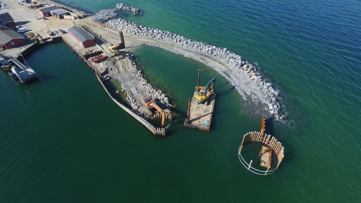 I næste måned er MT Højgaard færdig med at etablere det nye havneanlæg. Dronefoto fra 5. maj: MT Højgaard.