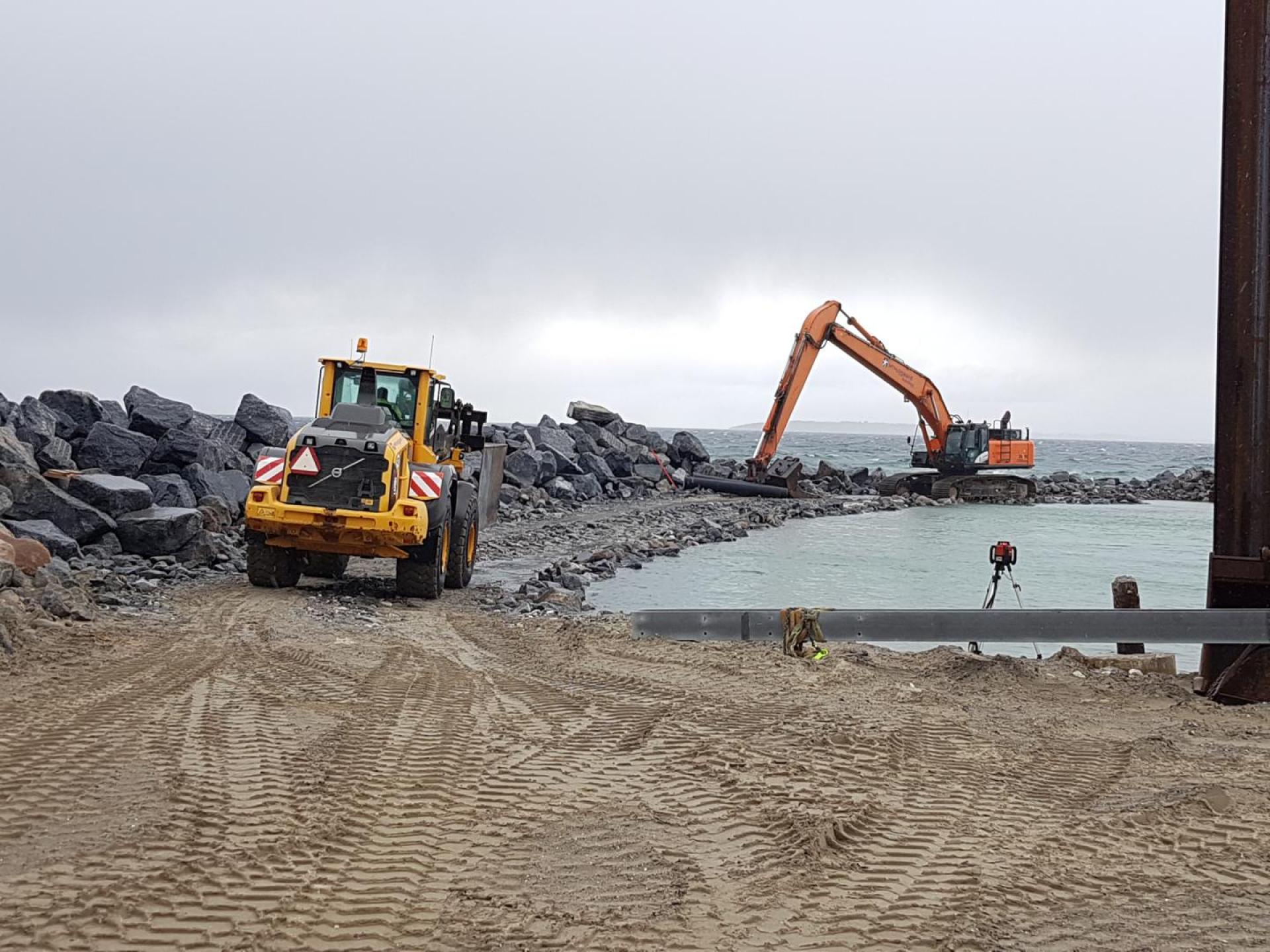 Teamet har ud over to store gravemaskiner og en stor ged og dumper også en del andet tungt grej med til Samsø. Foto: Torben Jastram.