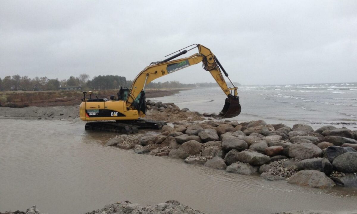 Højere vandstand og stærkere storme som følge af klimaforandringerne truer de danske kyster. Sikringen her skal komme sommerhuse ved Trelde Næs med grunde ned til Vejle Fjord til gode. Foto: HedeDanmark.