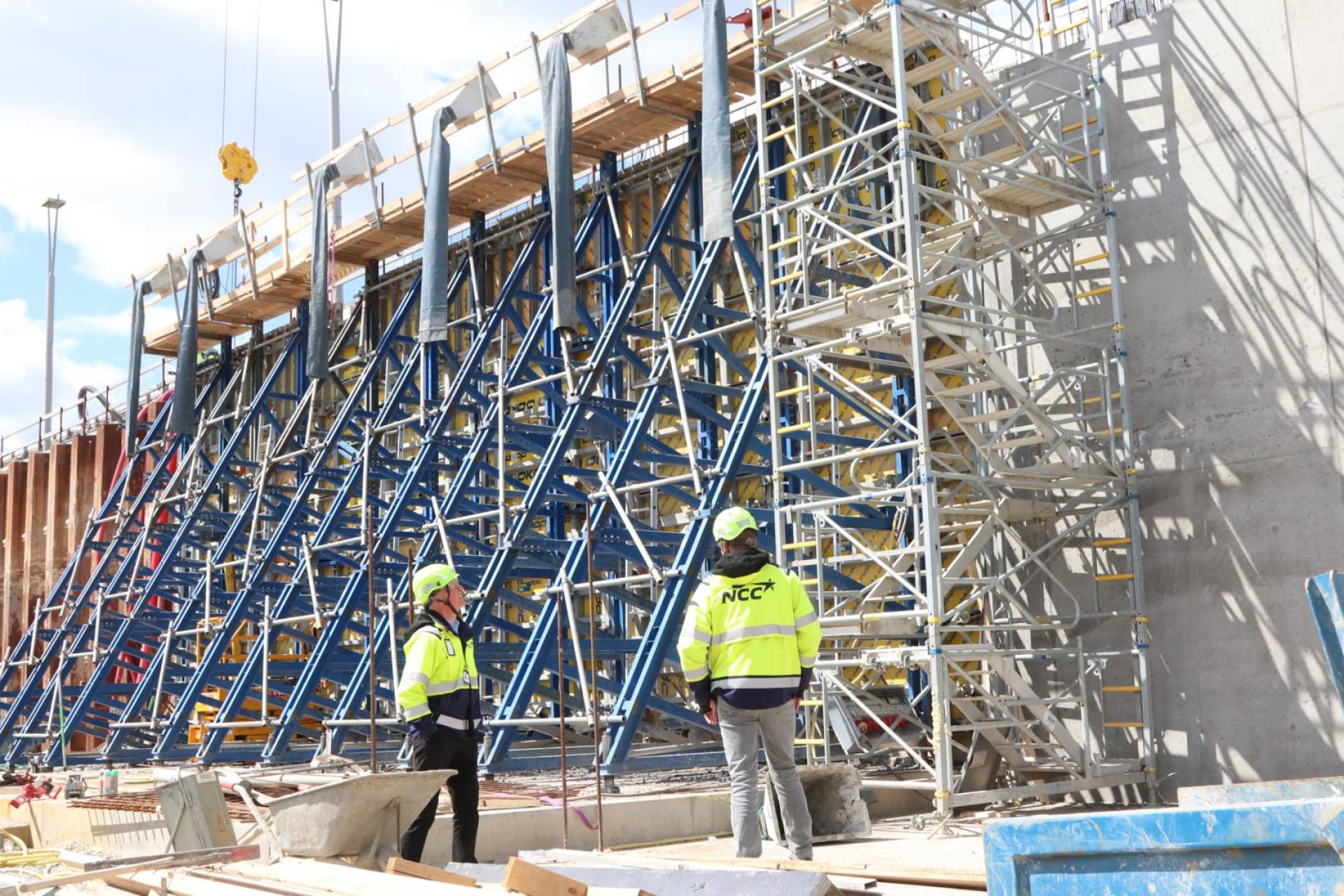 Der kan støbes 7 gange 24 meter kældervæg i en arbejdsgang. Foto: Torben Jastram.