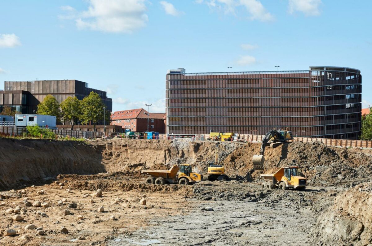 Gravemaskinerne har allerede gjort forarbejdet på byggegrunden, så den nye totalentreprenør kan begynde byggeriet. Foto: Byggeriets Billedbank.