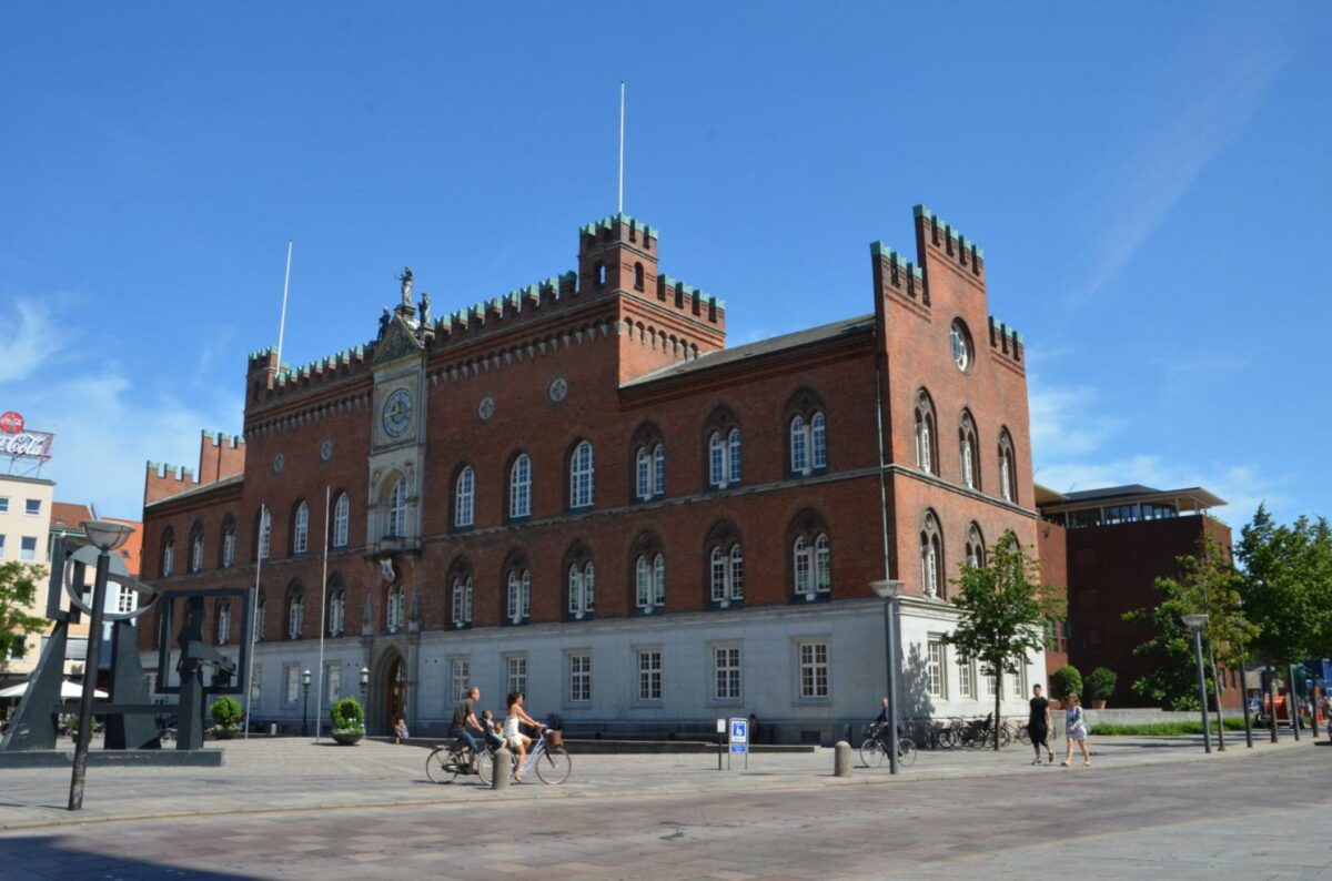 På rådhuset i Odense er forligspartierne blevet enige om at sikre nye institutionspladser til det stigende antal børn i kommunen. Foto: Colourbox.