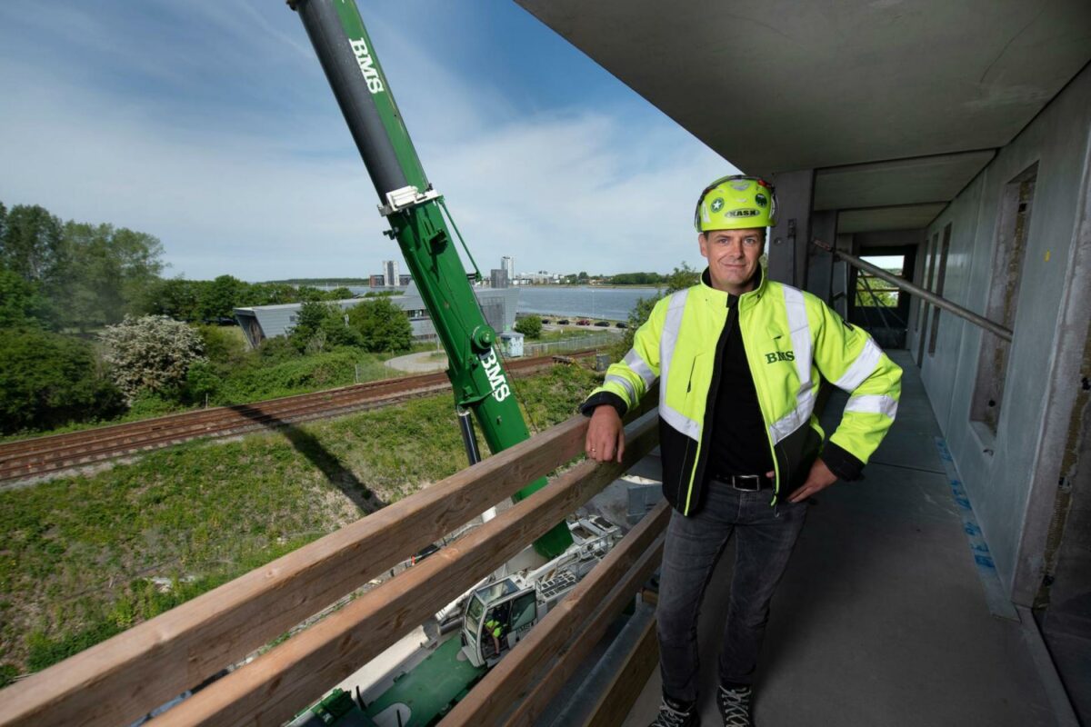 BMS driftsdirektør Kim Knudsen, der her ses på byggepladsen ved Spritten i Aalborg, oplever stor interesse for uddannelserne. Foto: Michael Bo Rasmussen / Baghuset.