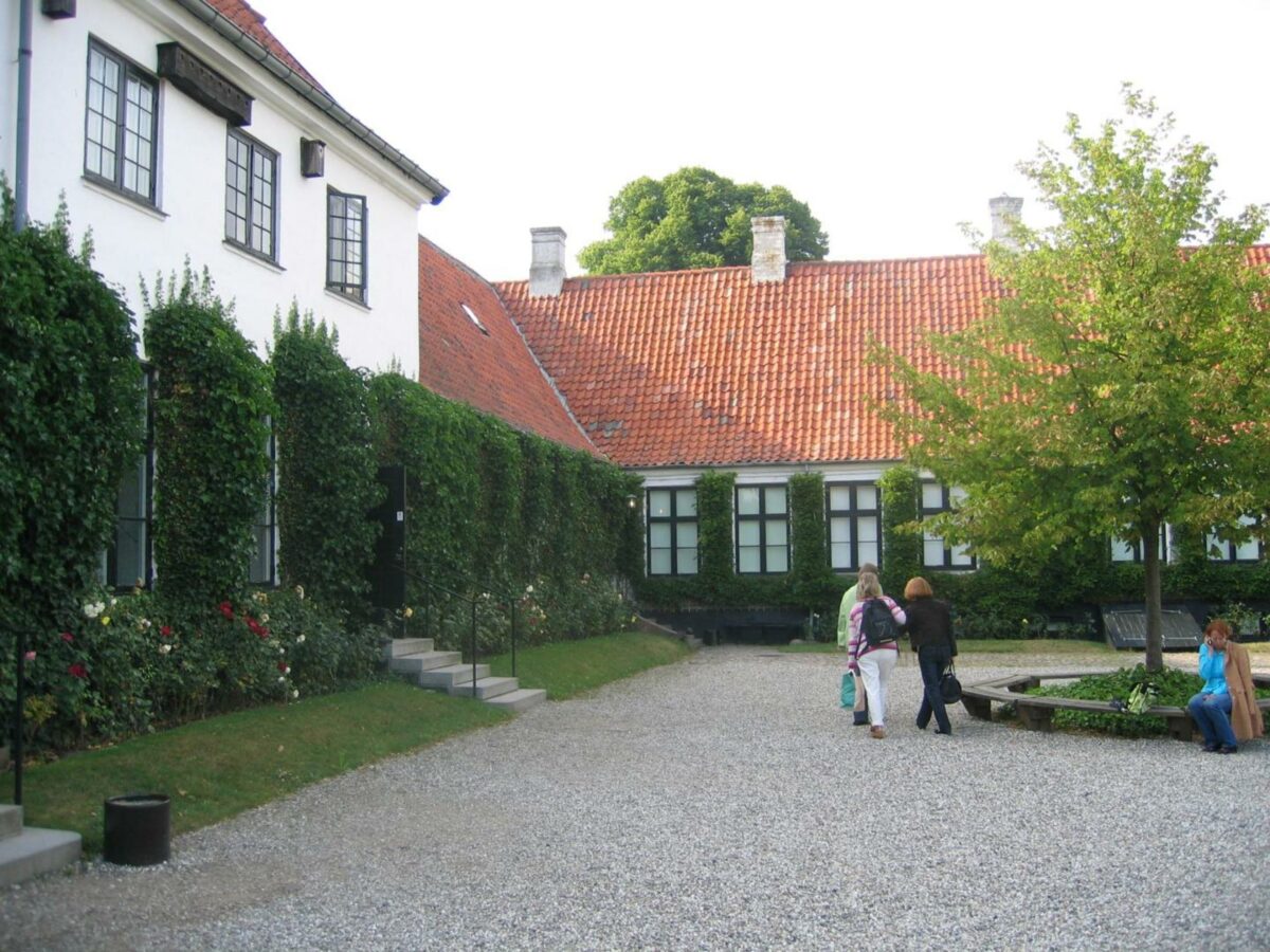 Karen Blixens hus Rungstedlund er i dag indrettet som museum, hvor man kan opleve autentiske rum og genstande fra forfatterindens liv. Foto: Annemette Kuhlmann.