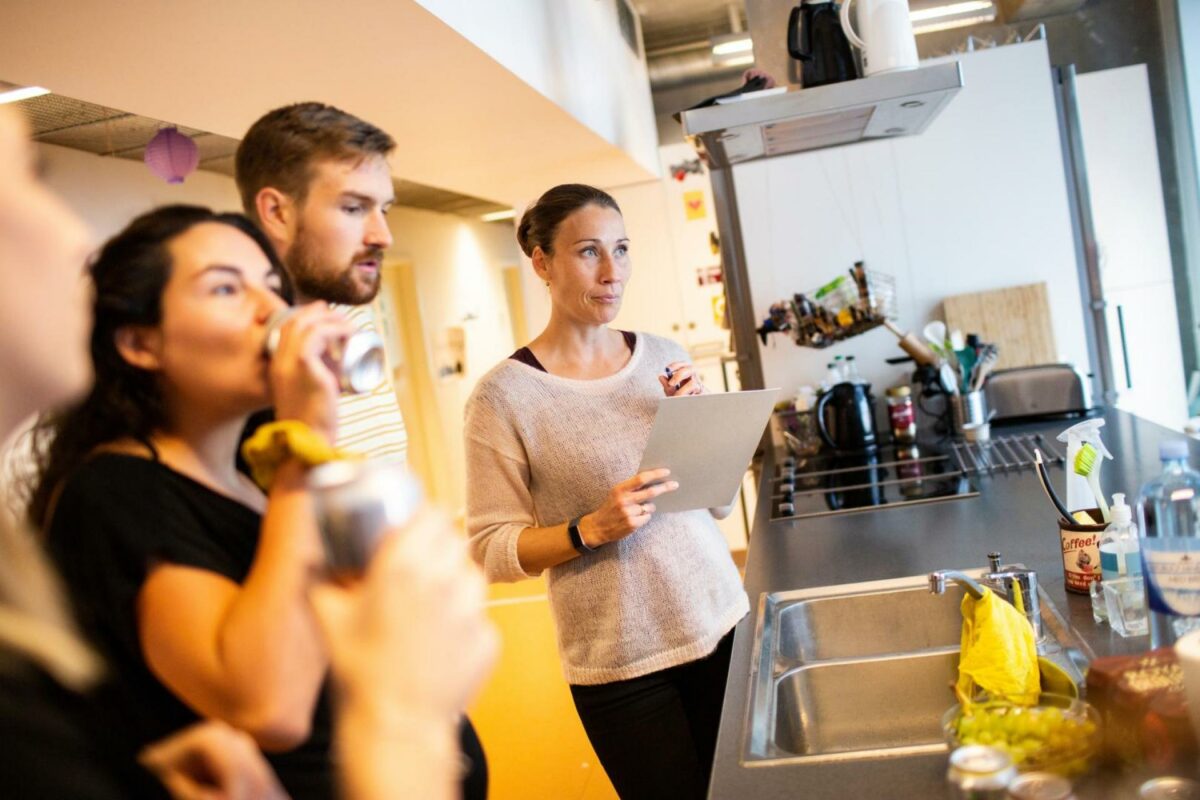 Johanne Mose EntwistleJohanne er effektchef hos AART og genbesøger på billedet Bikuben Kollegiet for at dokumentere effekt af arkitekturen. Pressefoto.